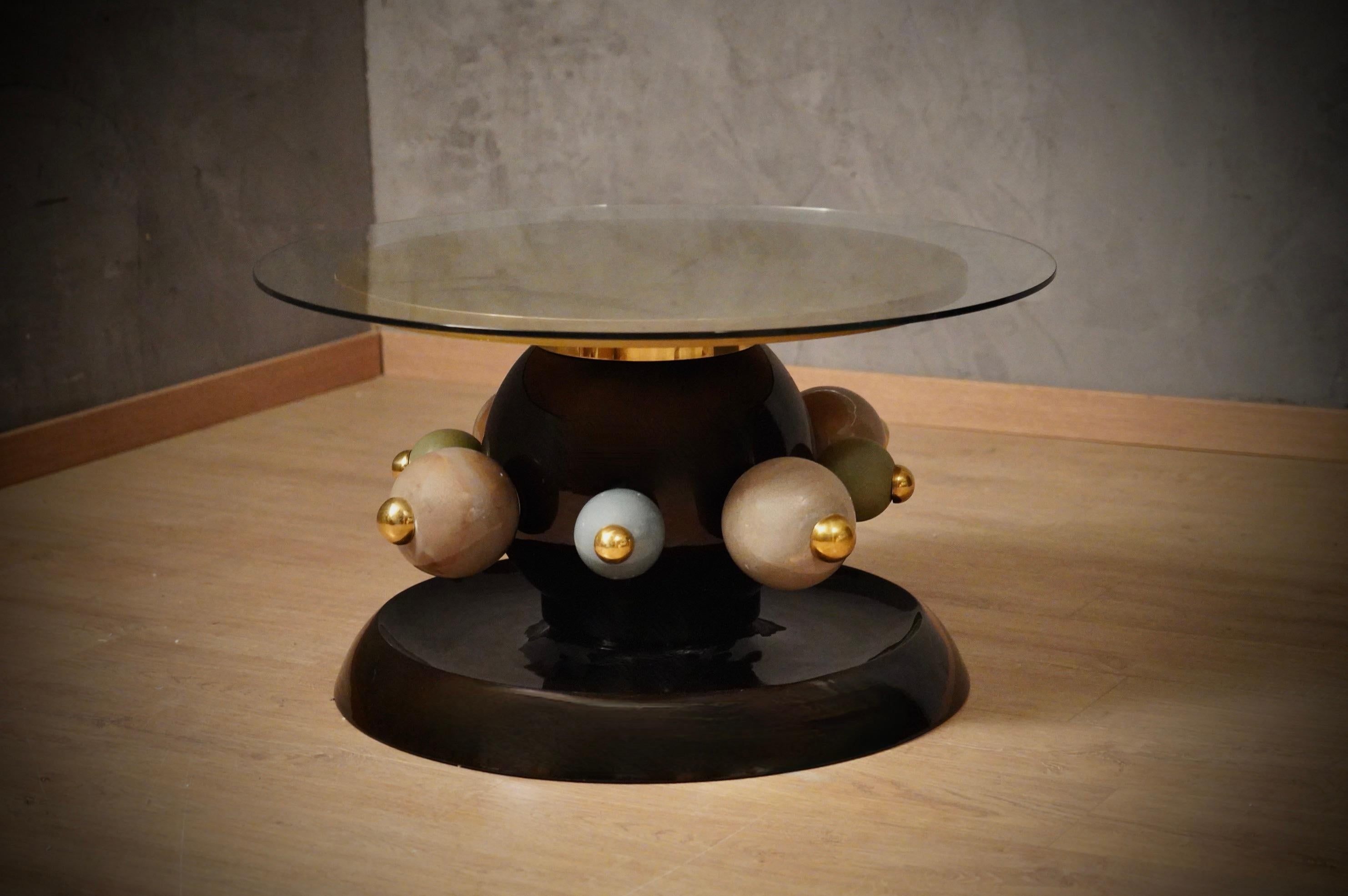 Mesa de Sofá Redonda de Cerámica y Latón Negro Verde y Dorado, 1980 finales del siglo XX en venta