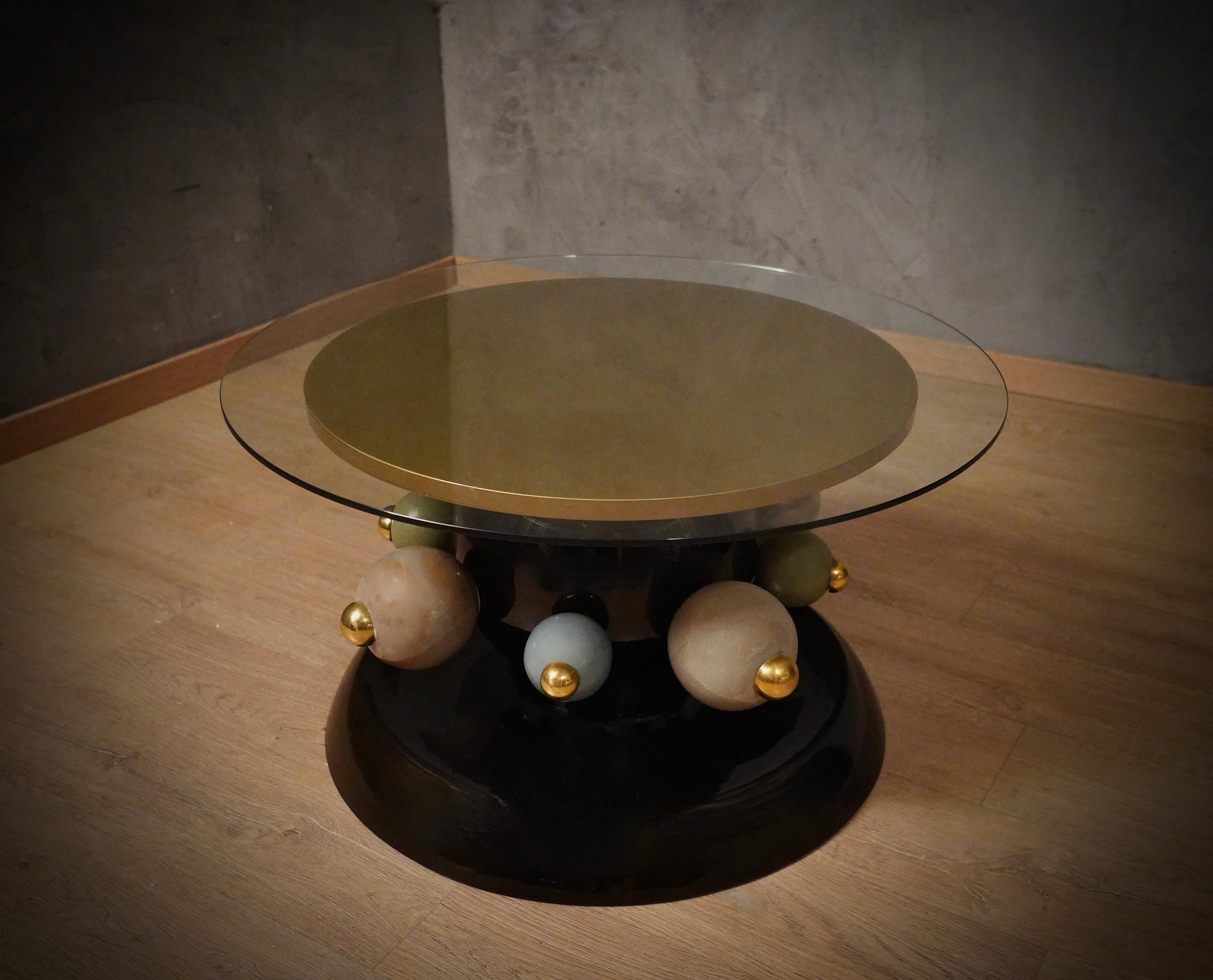 Mesa de Sofá Redonda de Cerámica y Latón Negro Verde y Dorado, 1980 en venta 1