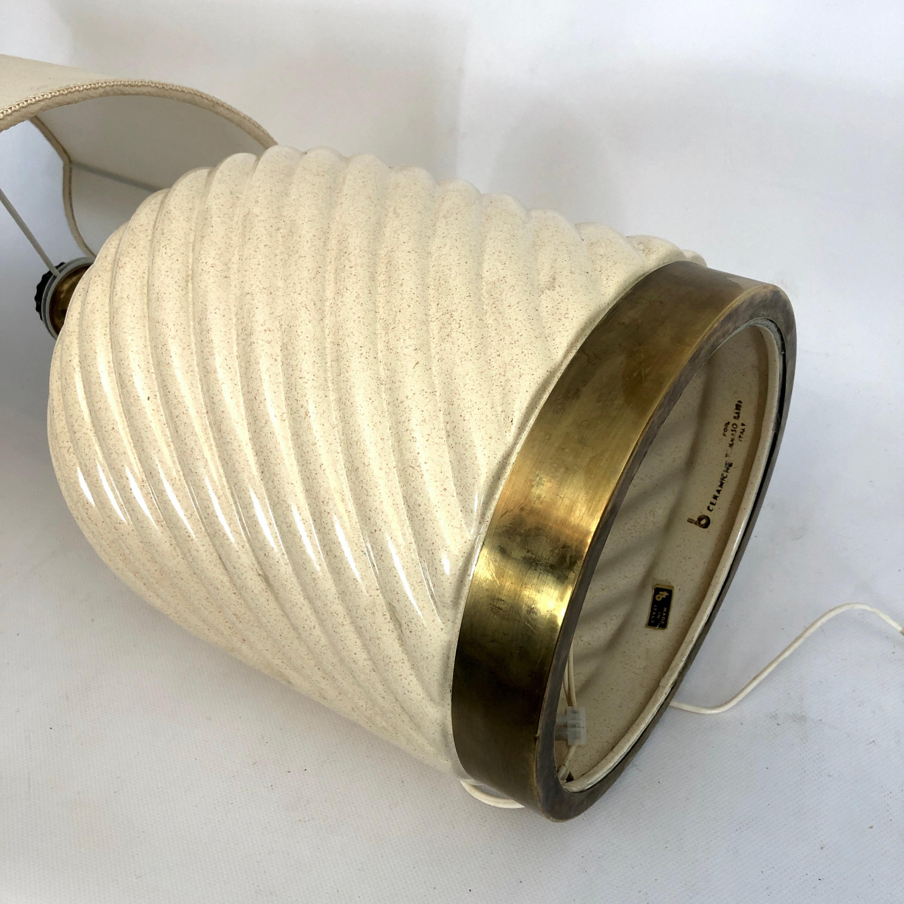 Tischlampe aus Keramik und Messing von Tommaso Barbi, 1970er Jahre 6