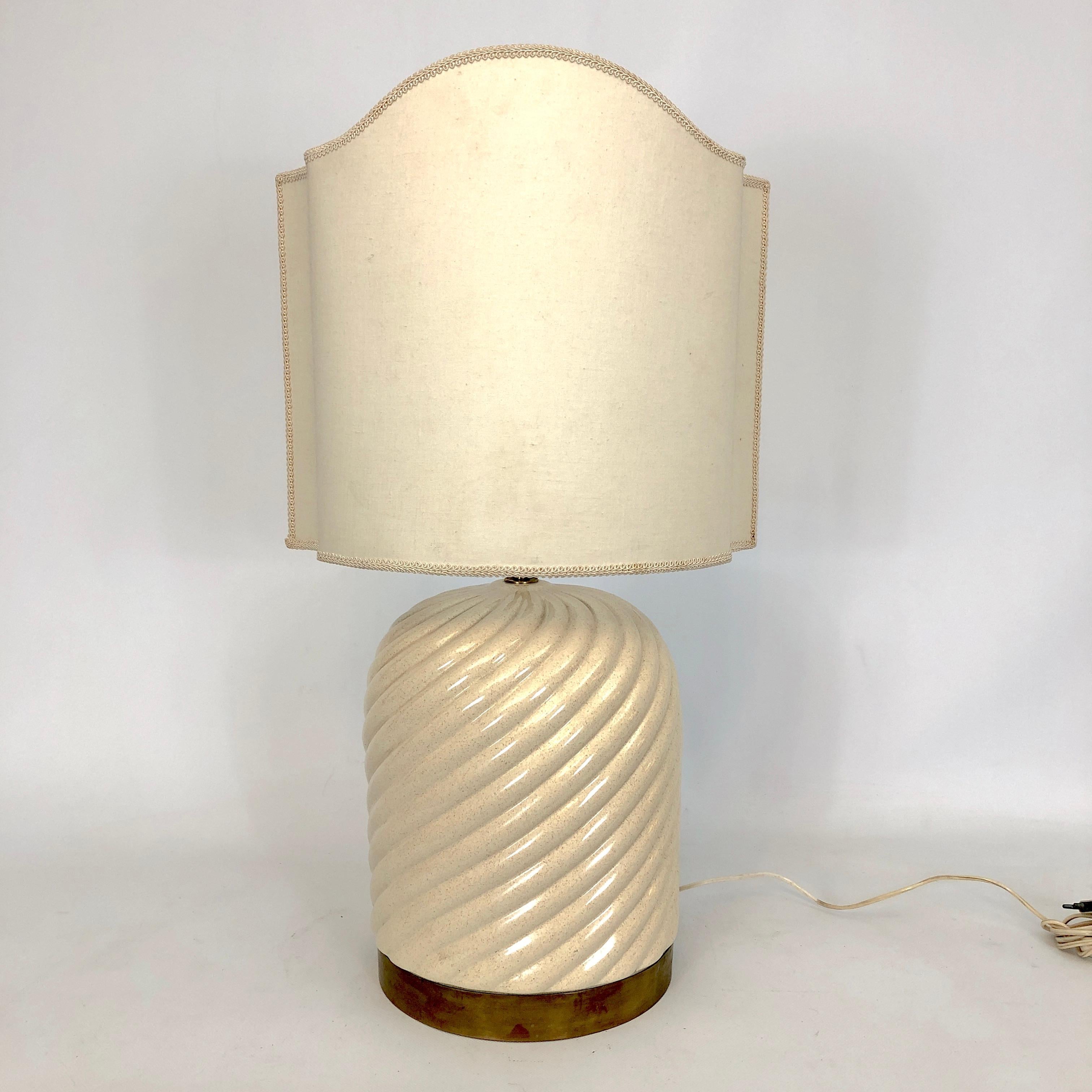 Tischleuchte, entworfen von Tommaso Barbi, hergestellt in Italien in den 1970er Jahren. Er ist aus Keramik und Messing gefertigt. Guter Vintage-Zustand, Messing mit Patina und kleinen Mängeln, wie auf den Bildern zu sehen. Gesamthöhe mit