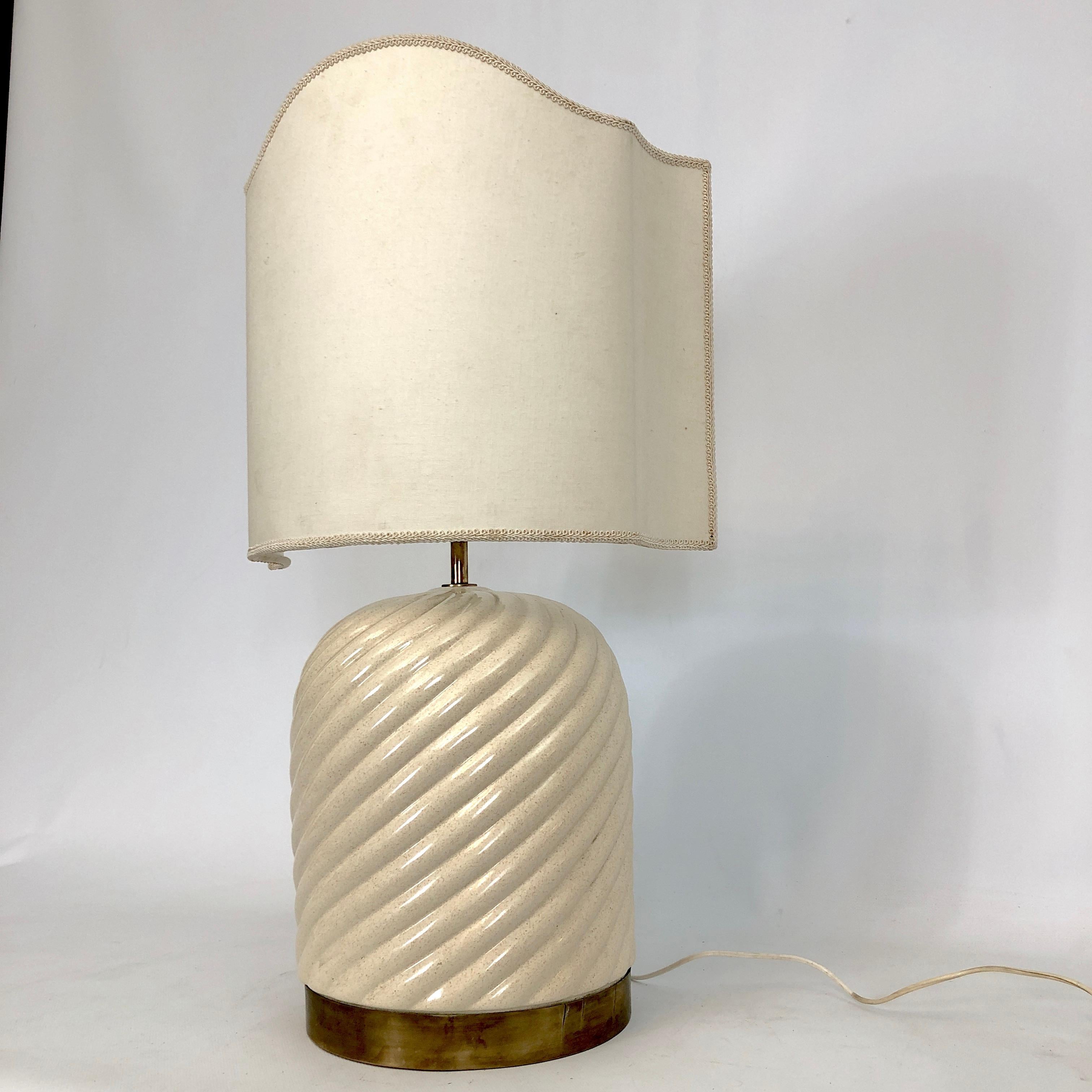 Tischlampe aus Keramik und Messing von Tommaso Barbi, 1970er Jahre im Zustand „Gut“ in Catania, CT