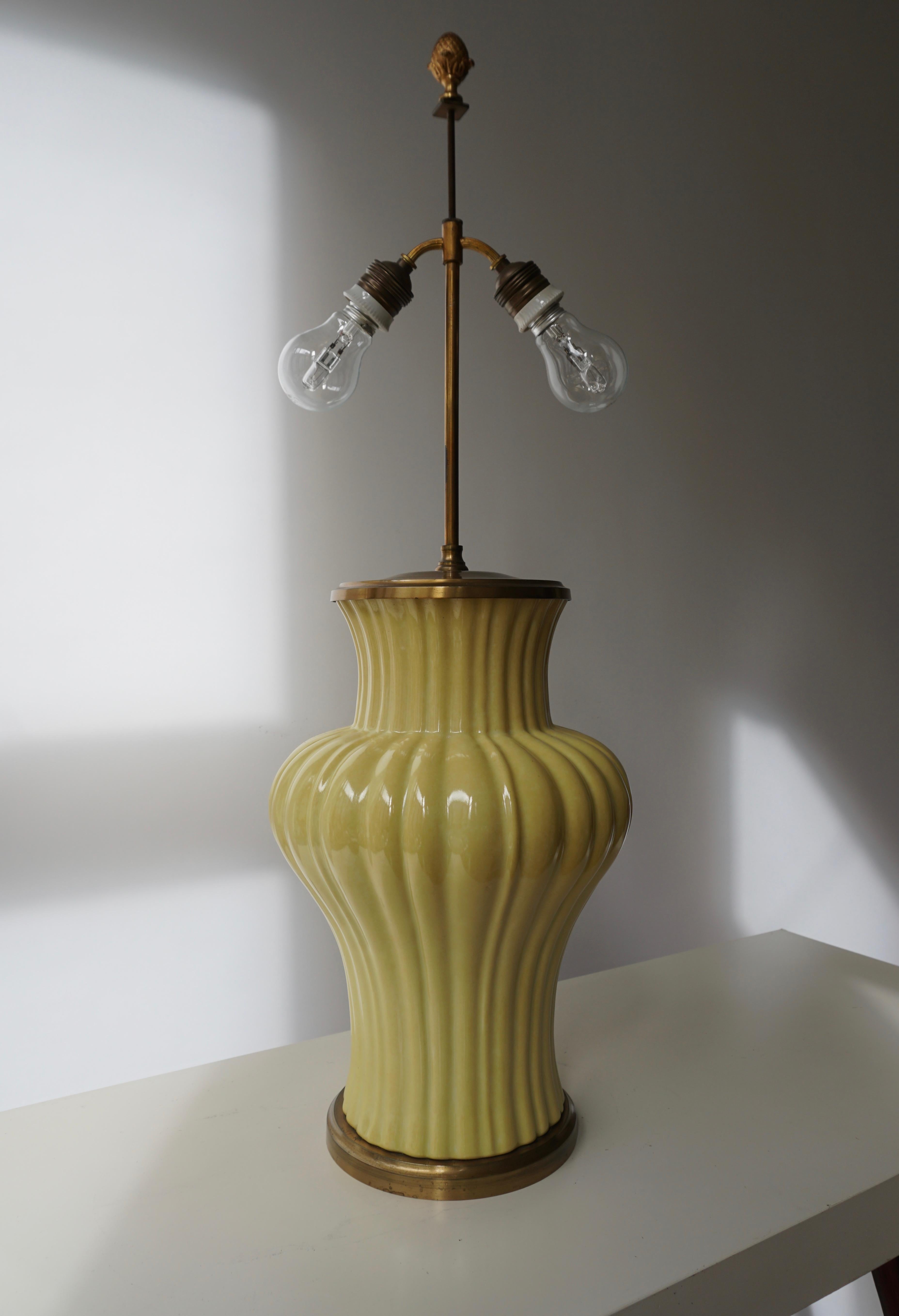 Lampe de table italienne en céramique et laiton.
Mesures : Hauteur base 37 cm.
Hauteur totale 75 cm.
Diamètre 24 cm.
Poids 5 kg.