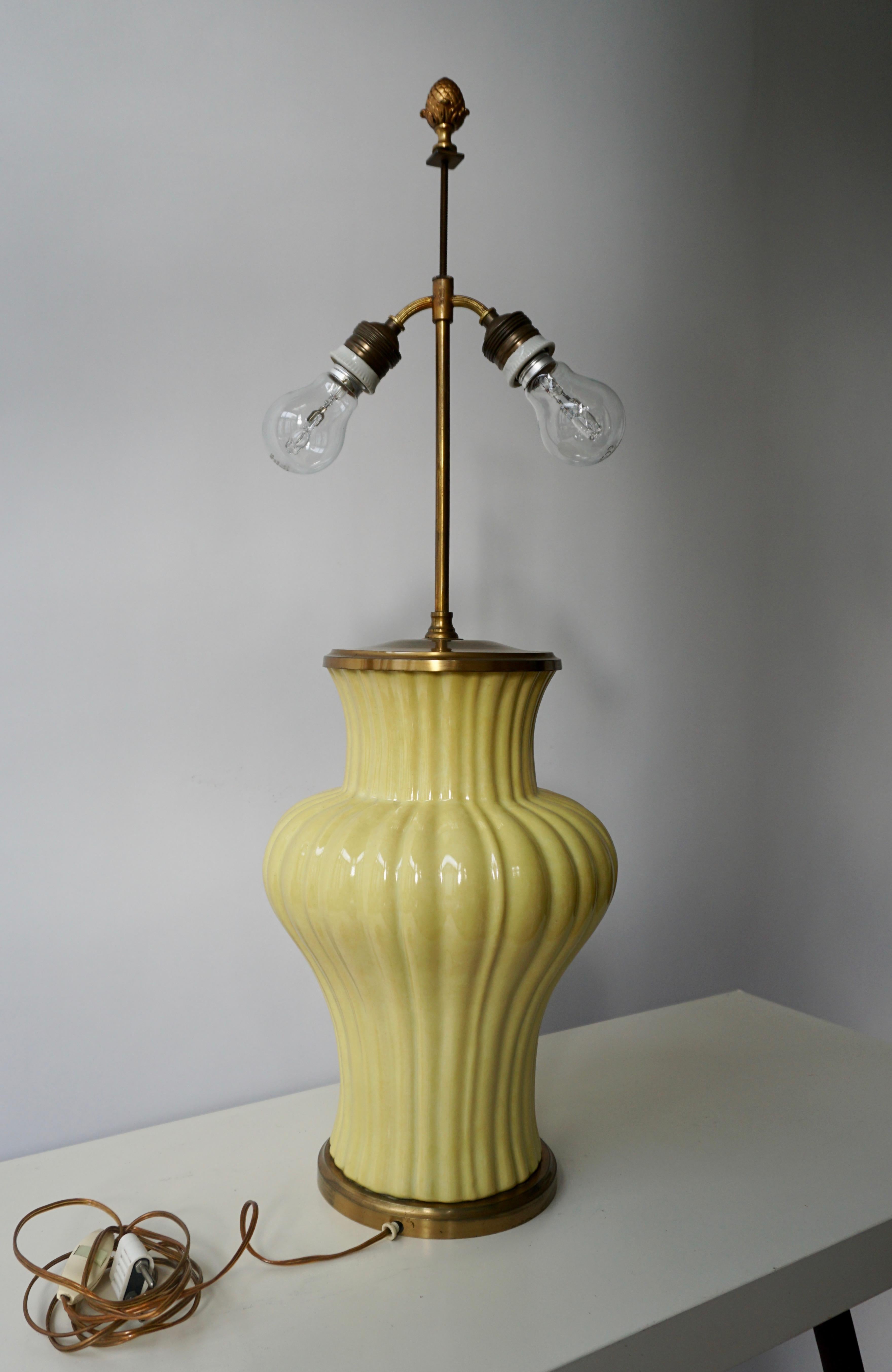 Tischlampe aus Keramik und Messing (20. Jahrhundert) im Angebot