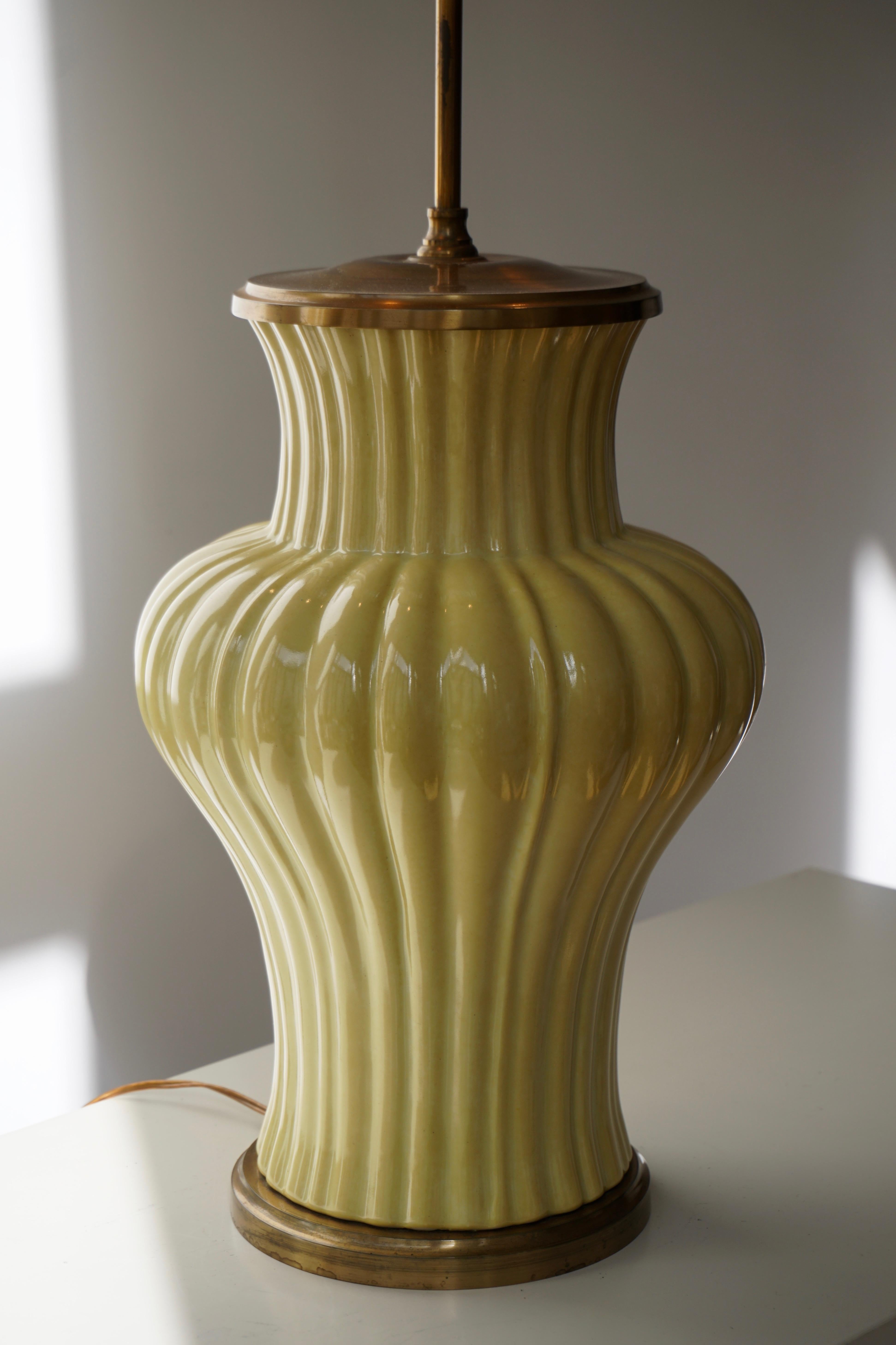 Tischlampe aus Keramik und Messing im Angebot 2