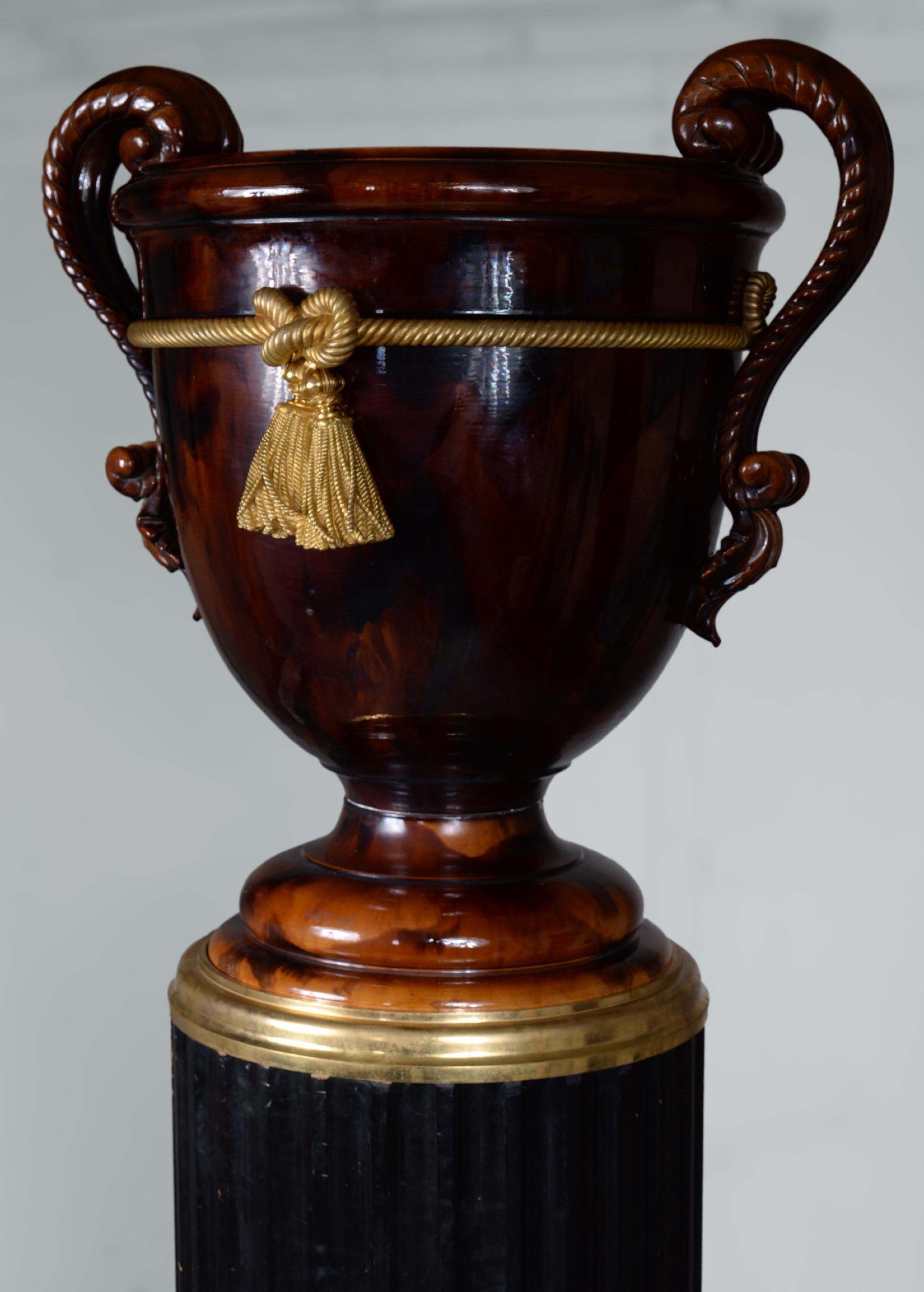 Diese monumentale Vase im Stil Napoleons III. wurde aus Keramik, Bronze und geschwärztem Holz gefertigt. Eine große Säule aus schwarzem Birnbaumholz in dorischer Anordnung trägt eine prächtige Vase mit eleganten Kurven. Der Bronzesockel fügt sich in