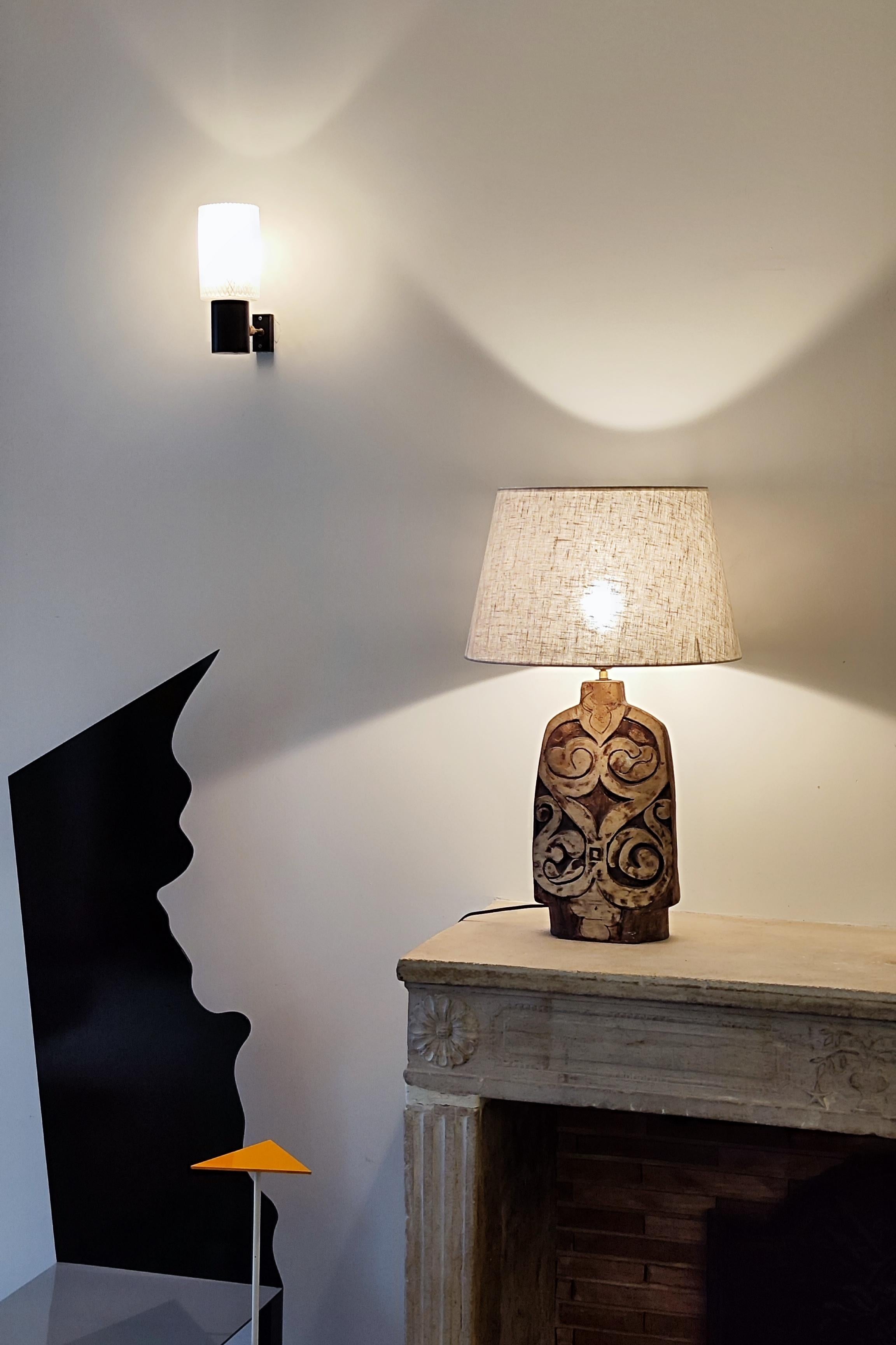 Très belle lampe vintage en céramique et terre chamottée. 
.
Non identifié mais probablement de Roger Capron, Jacqueline Lerat ou Les Deux Potiers.
.
Origine France, La Borne.
.
Dimensions sans l'abat-jour :
Hauteur : 42cm
Hauteur avec abat-jour :