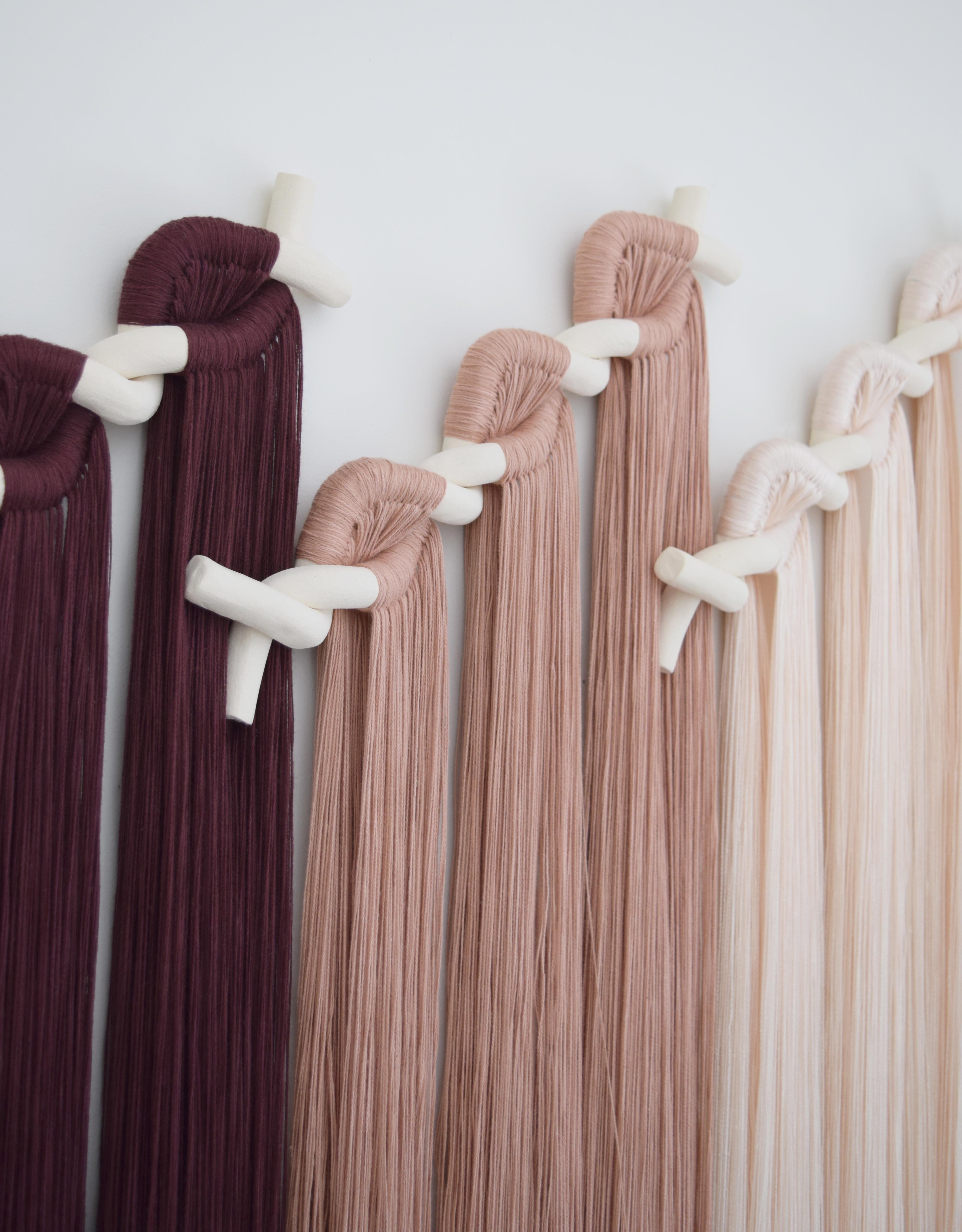 Organico moderno Scultura da parete in ceramica e fibra #827 - Argilla bianca con frange rosa e bordeaux in vendita