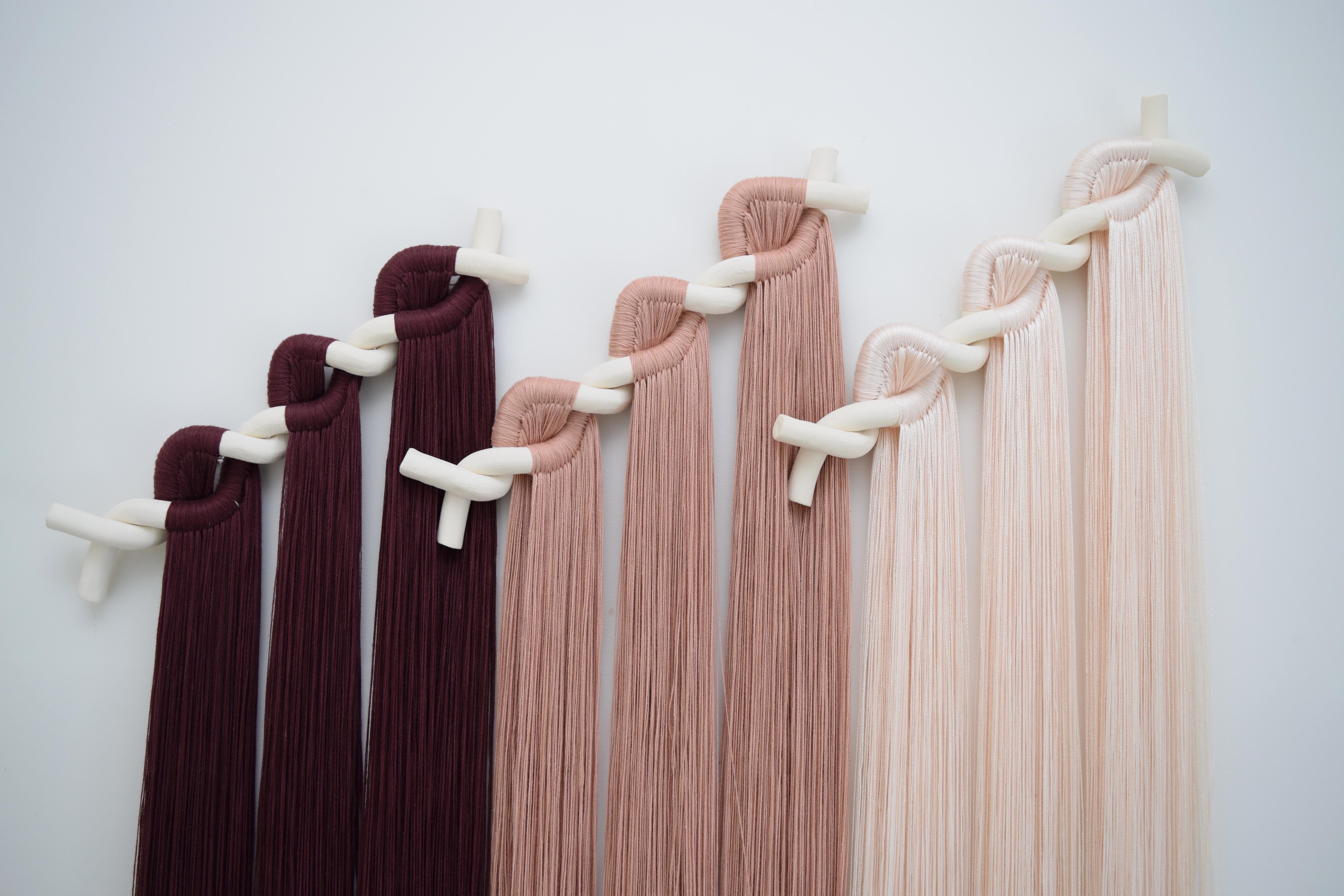 Americano Scultura da parete in ceramica e fibra #827 - Argilla bianca con frange rosa e bordeaux in vendita
