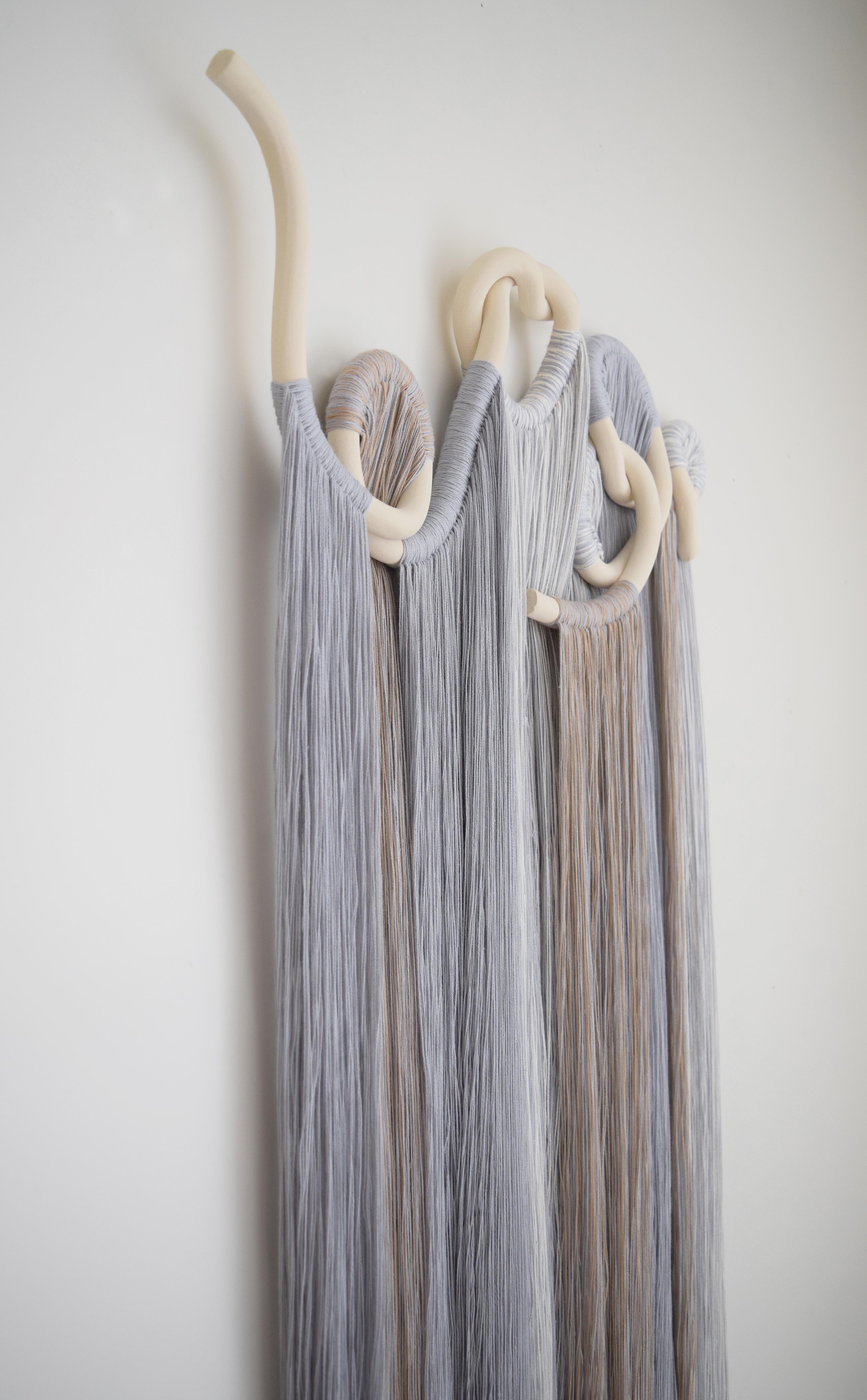 Escultura mural de dos paneles. Piezas de cerámica formadas a mano en gres blanco sin esmaltar con flecos de algodón de color lavanda, blanco y tostado. Se incluye cable para colgar en cada panel. Se envía con un peine pequeño para flecos e