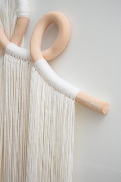 Wandskulptur aus Keramik und Fasern #847 - Weißer Ton; weiße Baumwollfransen