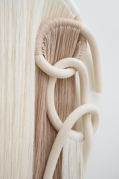 Wandskulptur aus Keramik und Fasern #848 - Weißer Ton; weiße und braune Baumwollfransen