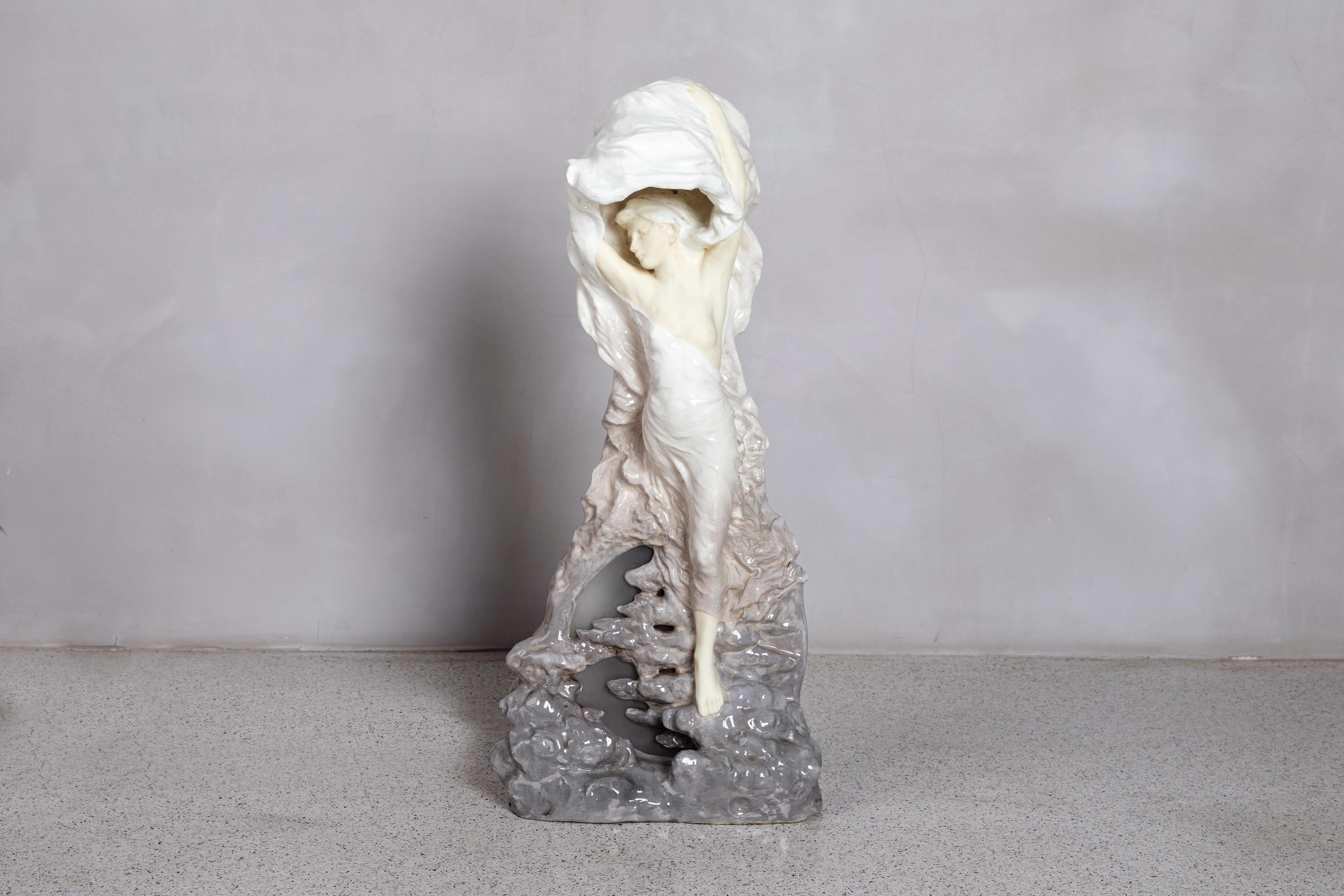 Escultura lámpara de mesa de cerámica y vidrio, Francia, hacia 1900 Francés en venta