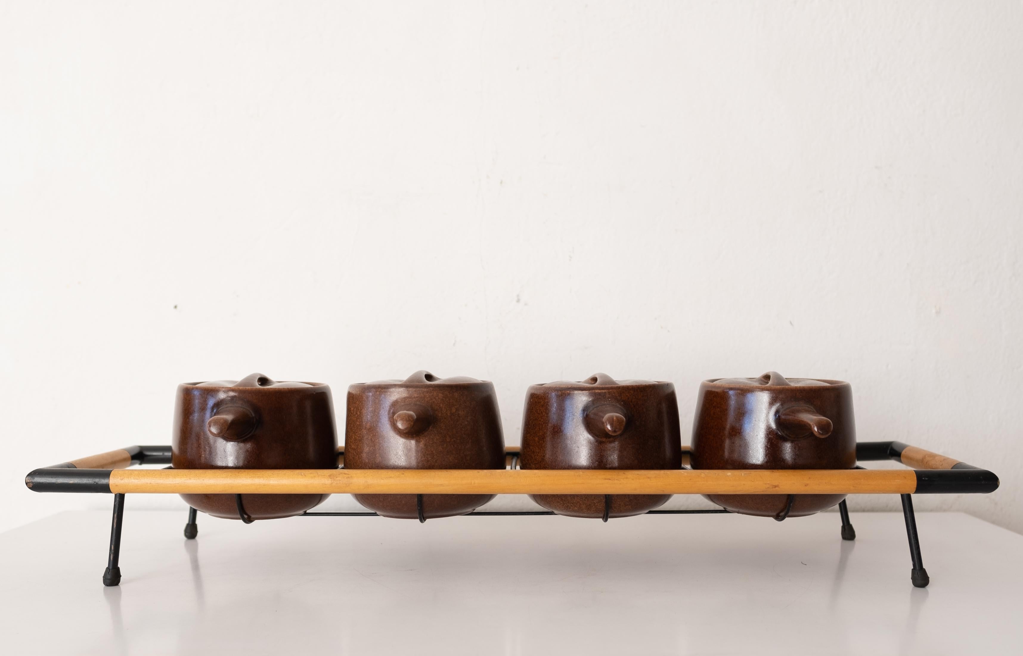 Raymor by Roseville Bohnentöpfe auf originalem Eisen- und Holzständer.  Entworfen von Ben Seibel für die Roseville Pottery Company und vertrieben von Raymor unter der Linie Modern Stoneware. Dies ist ein sehr schwer zu findender Satz. USA, 1950er