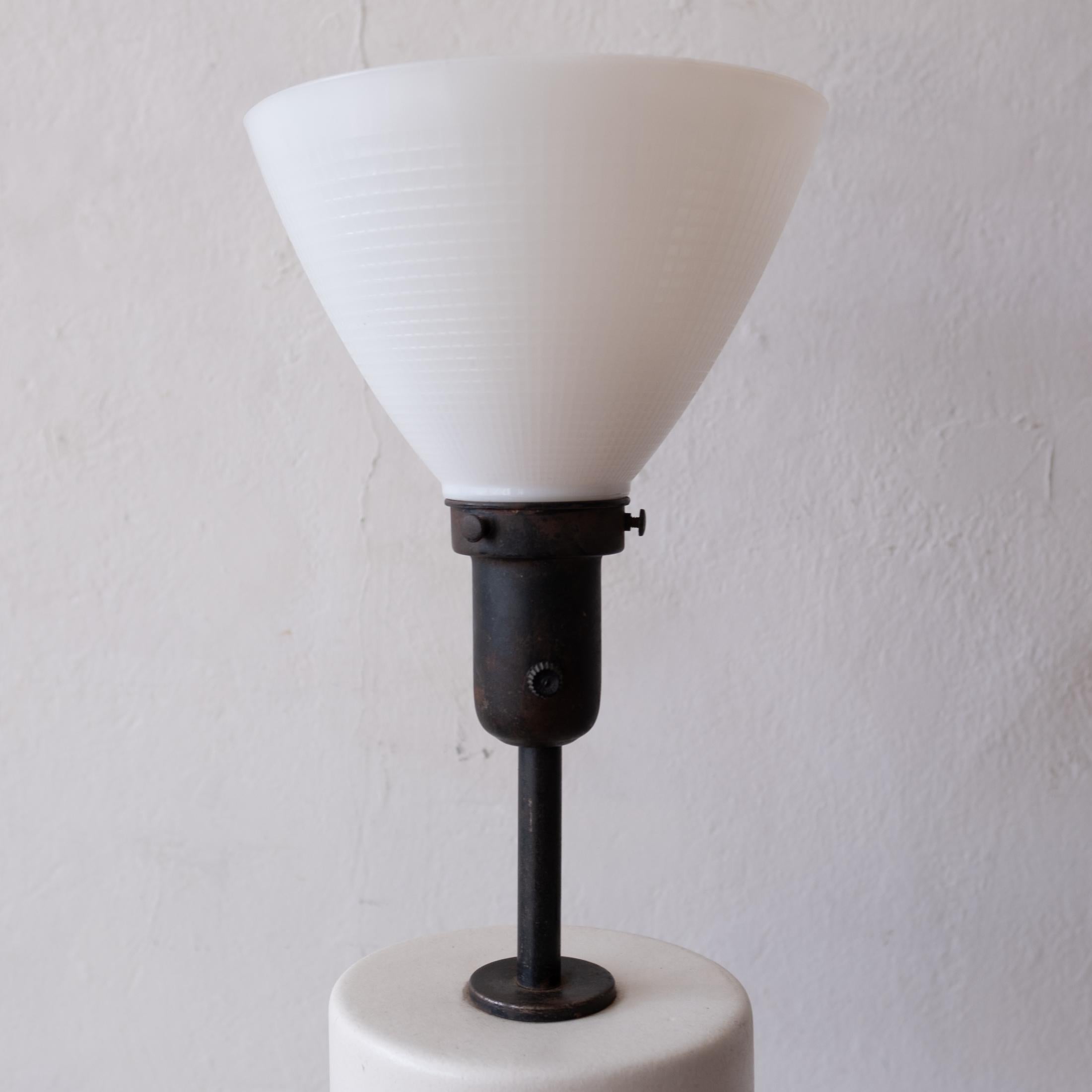 Ben Seibel-Tischlampe aus Keramik und Eisen, 1950er Jahre (amerikanisch) im Angebot
