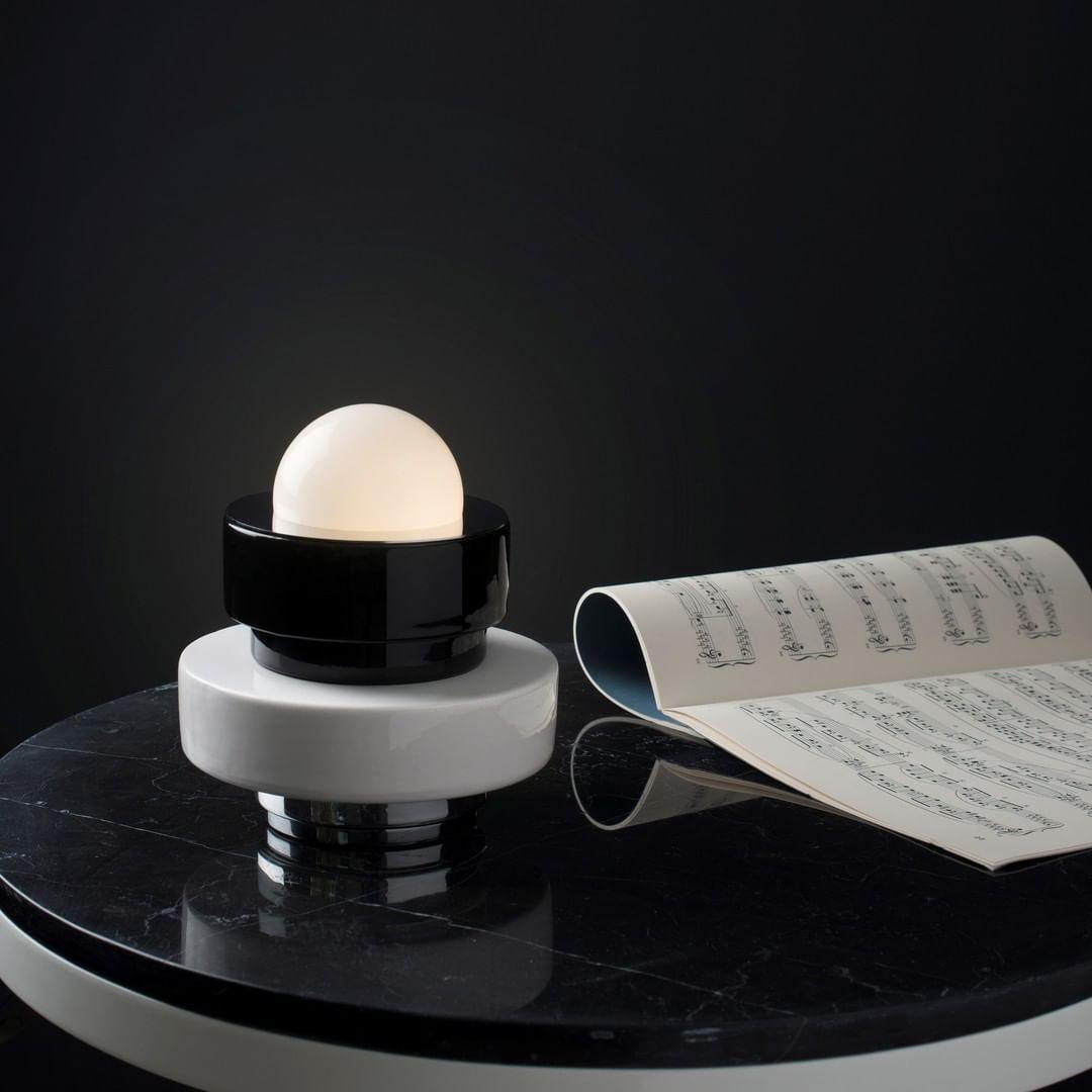 Matériaux : céramique, marbre, bois, aluminium
Dimensions : H 62 cm Ø 55 cm
Plateau en marbre : Nero Marquina/Arabescato Carrara
Pièce personnalisée : Or/Argent/Cuivre/Noir/Blanc


Eric Willemart renverse les codes du design avec son système