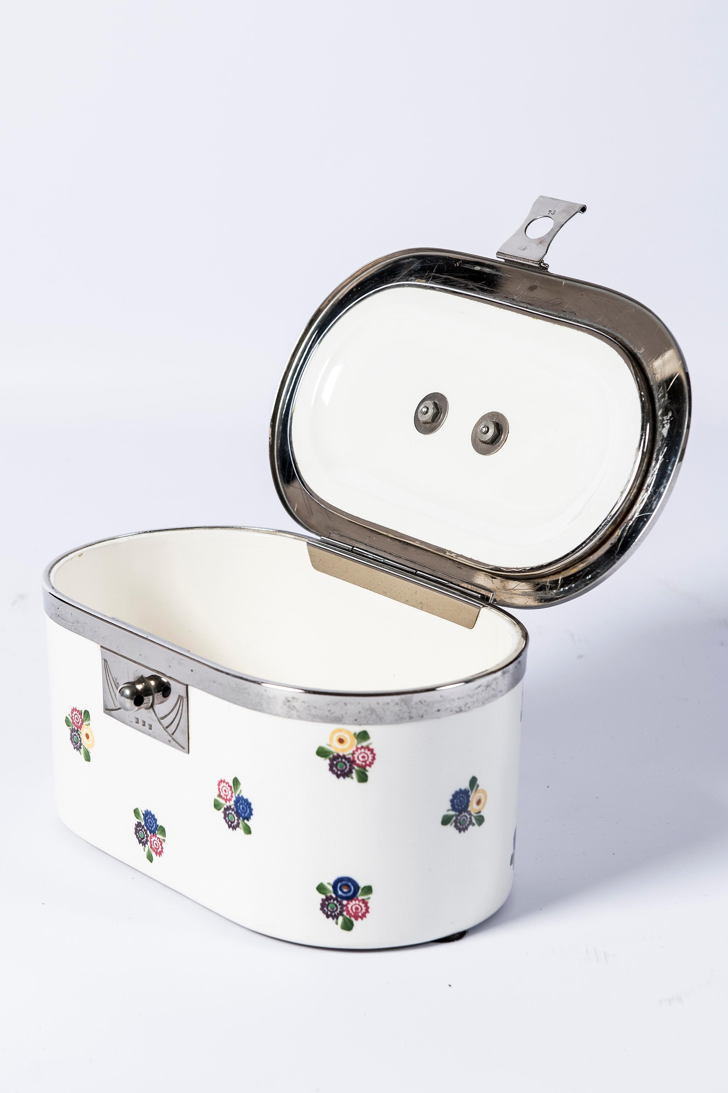 Galletero de cerámica y chapa de plata. Periodo Art Déco, hacia 1920. Probablemente alemán, firmado en la placa de plata G.A.