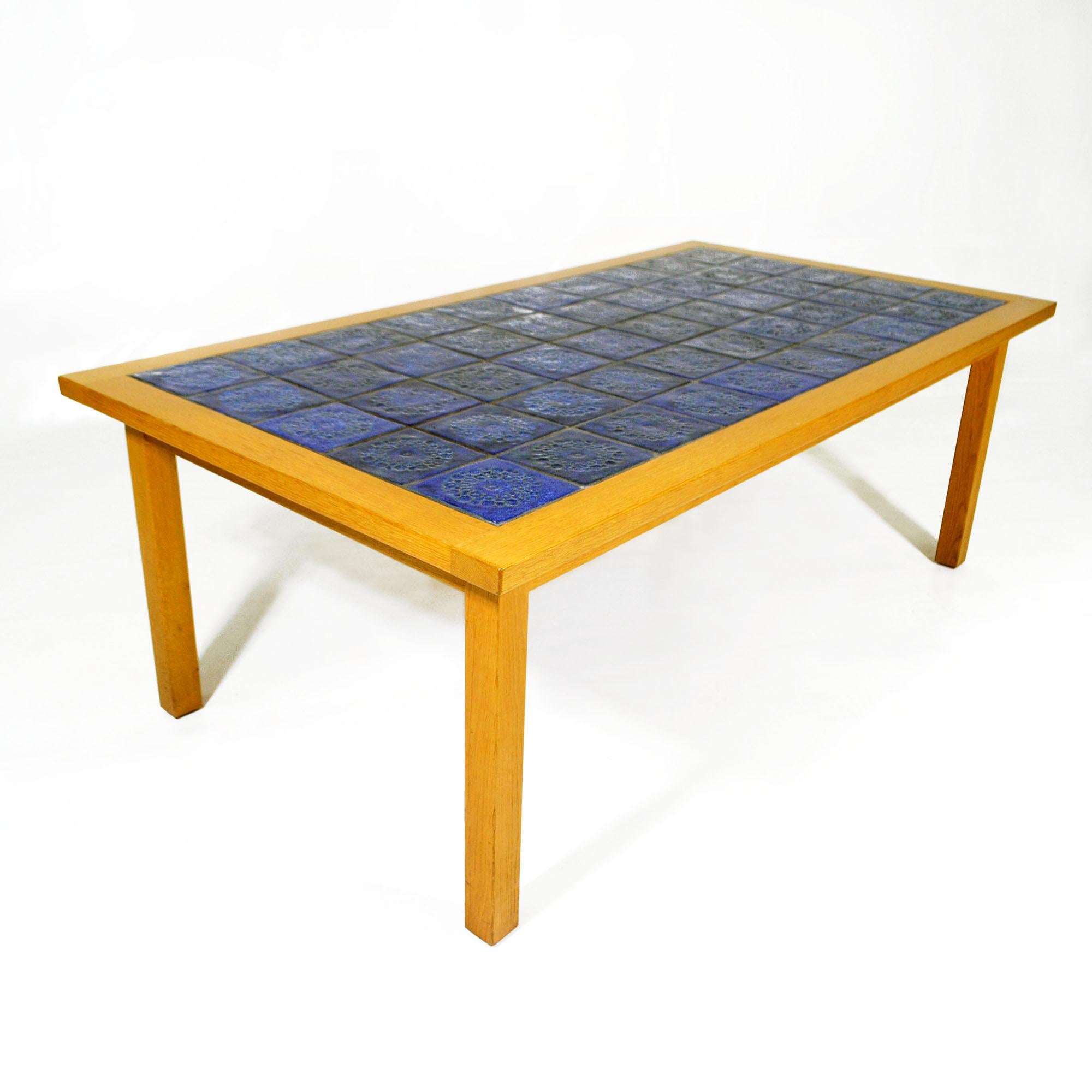 Mid-Century Modern Scandinavian coffee table, Sweden, 1960s.
Large coffee table made of teak wood and ceramic tiles made by the renowned Swedish ceramist Gabrielle Citron-Tengborg.
Very good used condition, normal wear, extra tiles