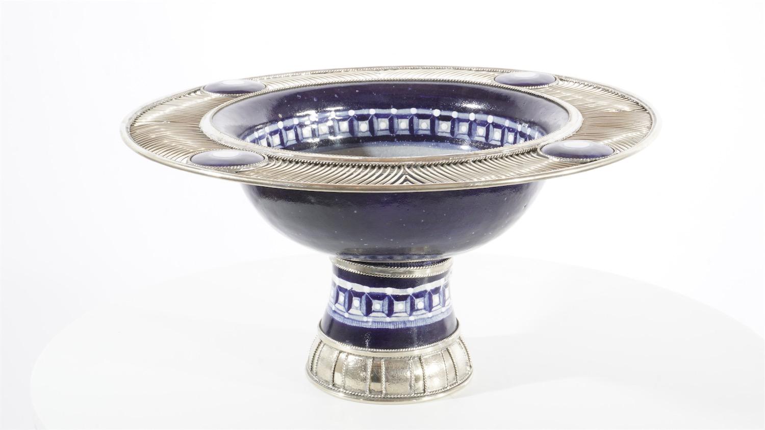 Always unique pieces is what you are going to hear about Jesus Guerrero Santo's work, all the pieces are handmaded and created one by one it takes months to produce each peace.
This ceramica and white metal (alpaca) bowl centrepiece, was created in