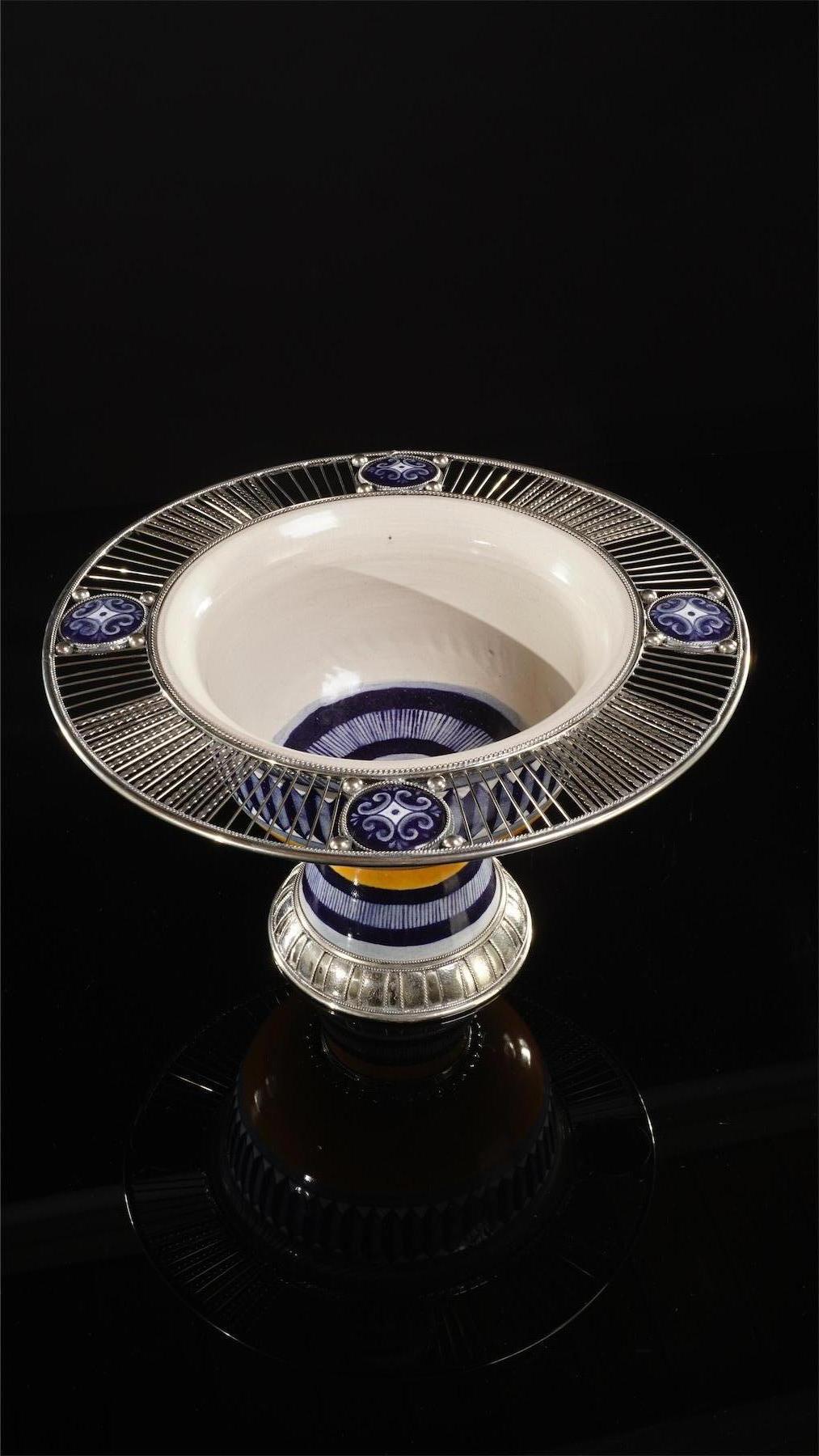 Always unique pieces is what you are going to hear about Jesus Guerrero Santo's work, all the pieces are handmaded and created one by one it takes months to produce each peace.
This ceramica and white metal (alpaca) bowl centrepiece, was created in