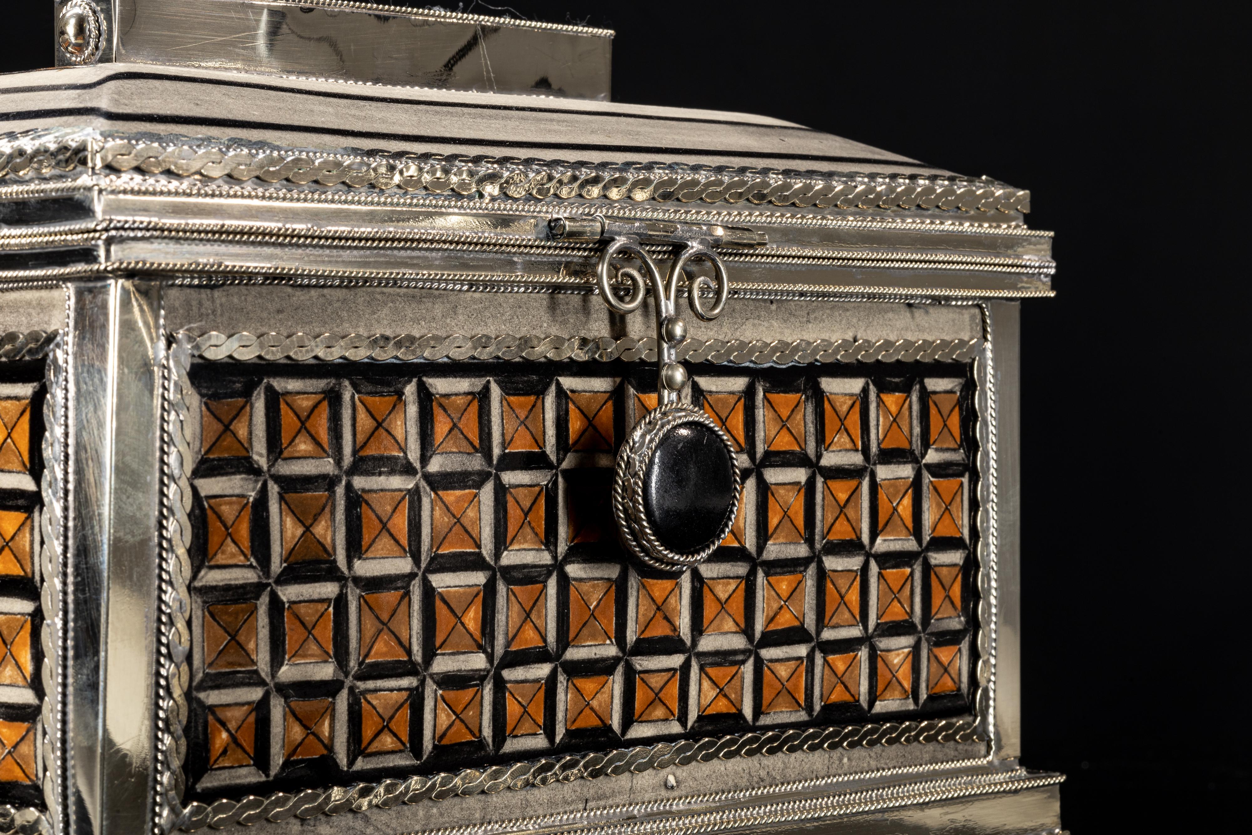 Always unique pieces is what you are going to hear about Jesus Guerrero Santo's work, all the pieces are handmade and created one by one it takes months to produce each piece.
This cerámic and white metal (alpaca) base, was created in Tonalá,