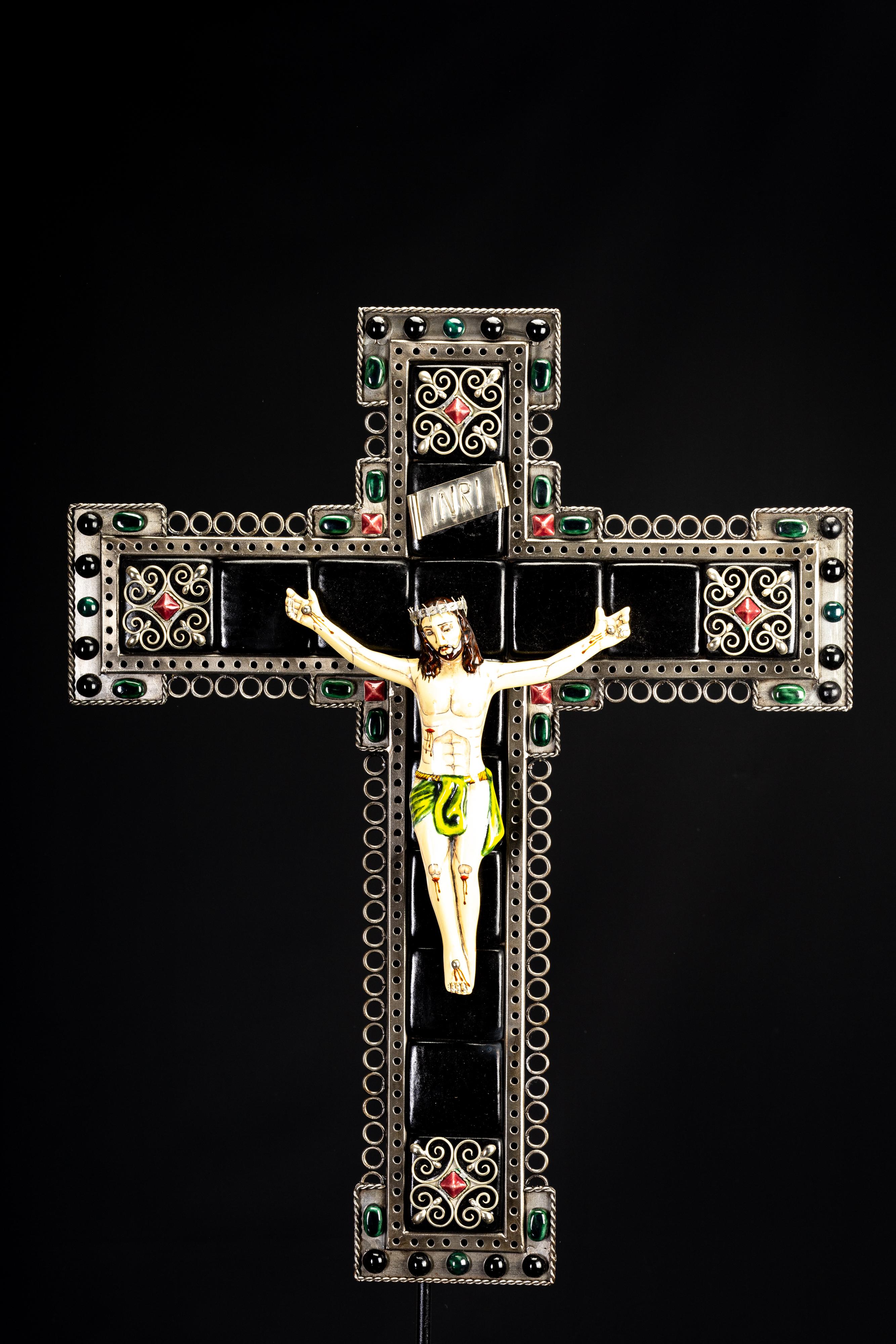 Ceramic and White Metal 'Alpaca' Crucifix with Cerámic In New Condition In Guadalajara, Jalisco