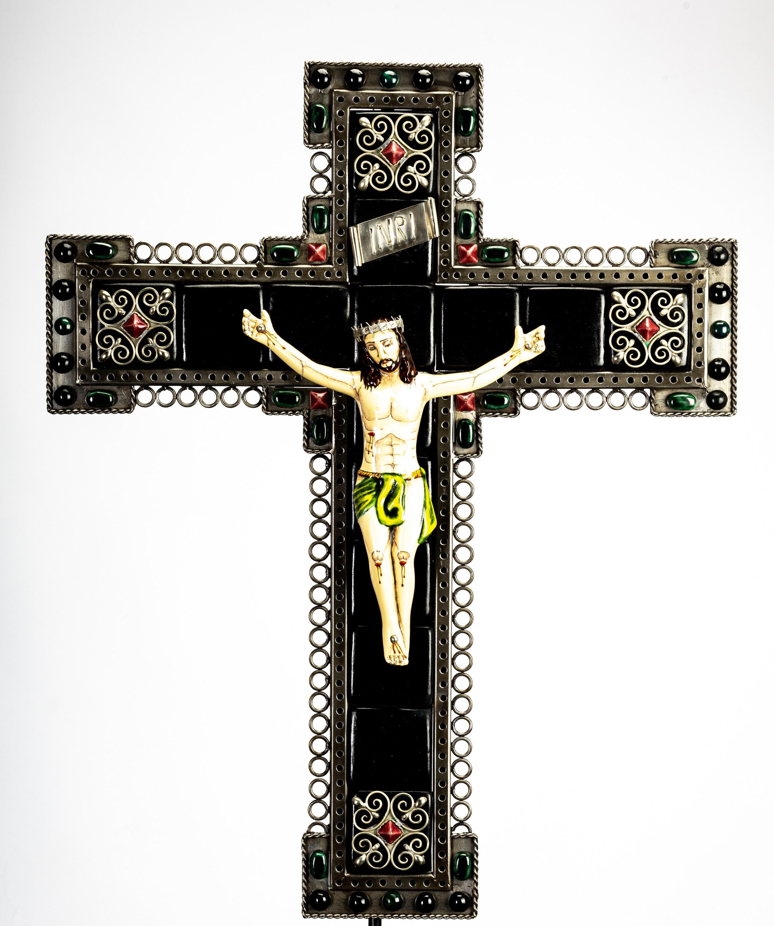 Ceramic and White Metal 'Alpaca' Crucifix with Cerámic 2