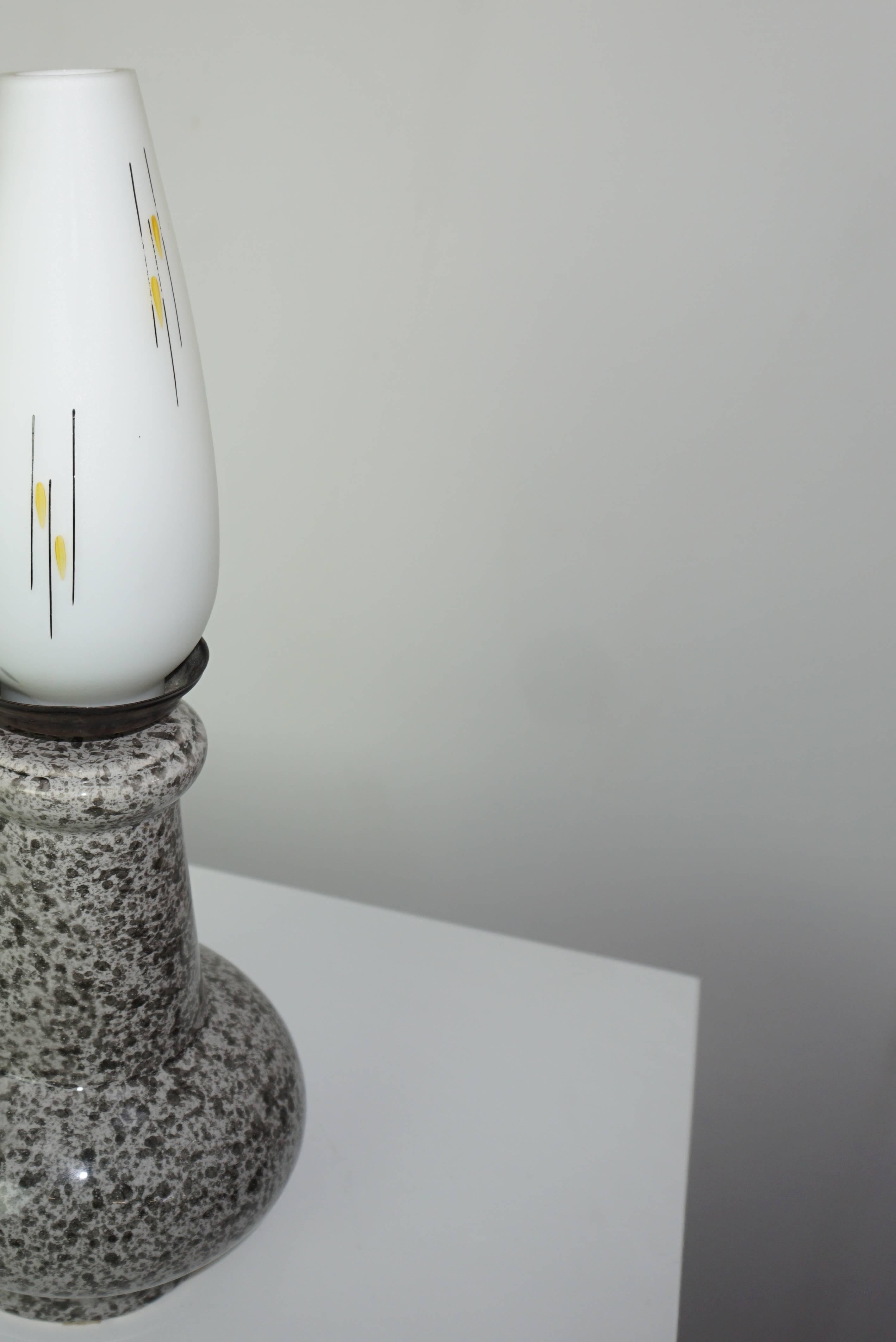 Adorable 1950s table lamp in gray ceramic speckled and white opaline subtly crafted.