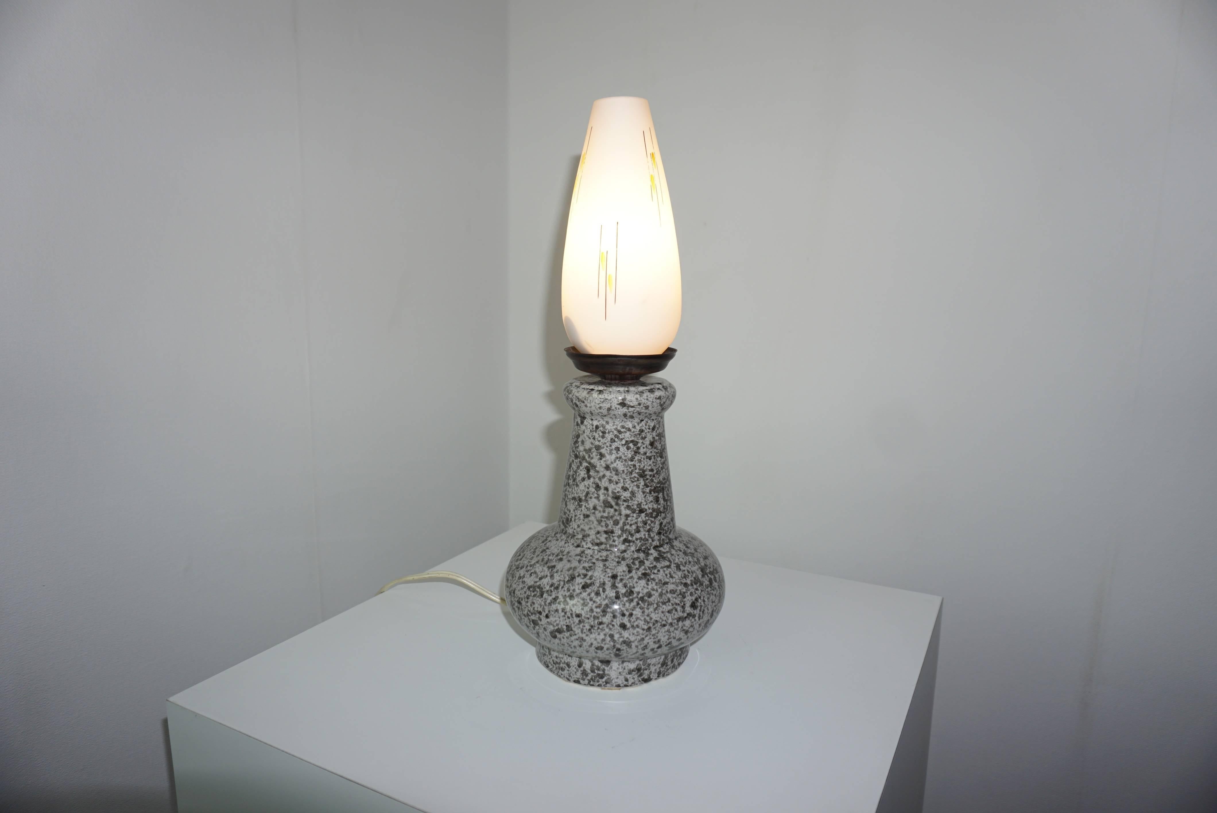 20ième siècle Lampe en céramique et opaline blanche des années 1950 en vente