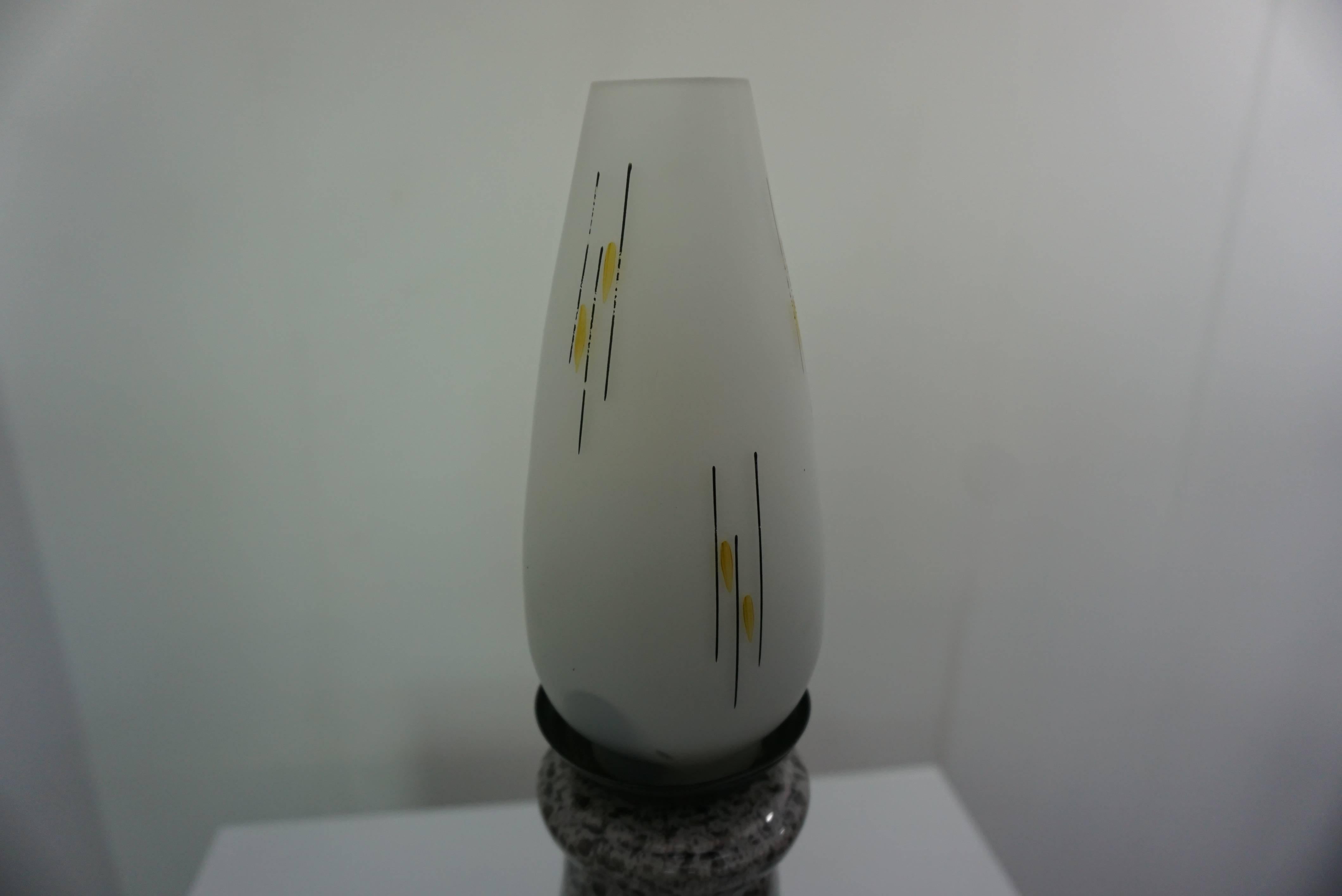 Céramique Lampe en céramique et opaline blanche des années 1950 en vente