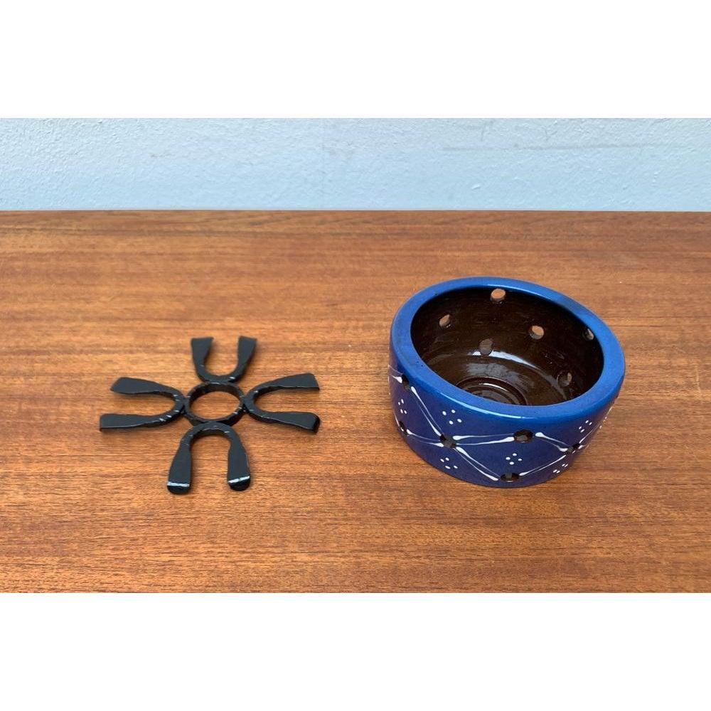 Mid-Century Modern Chauffe-théière en céramique et fer forgé Studio Pottery, années 1960 en vente