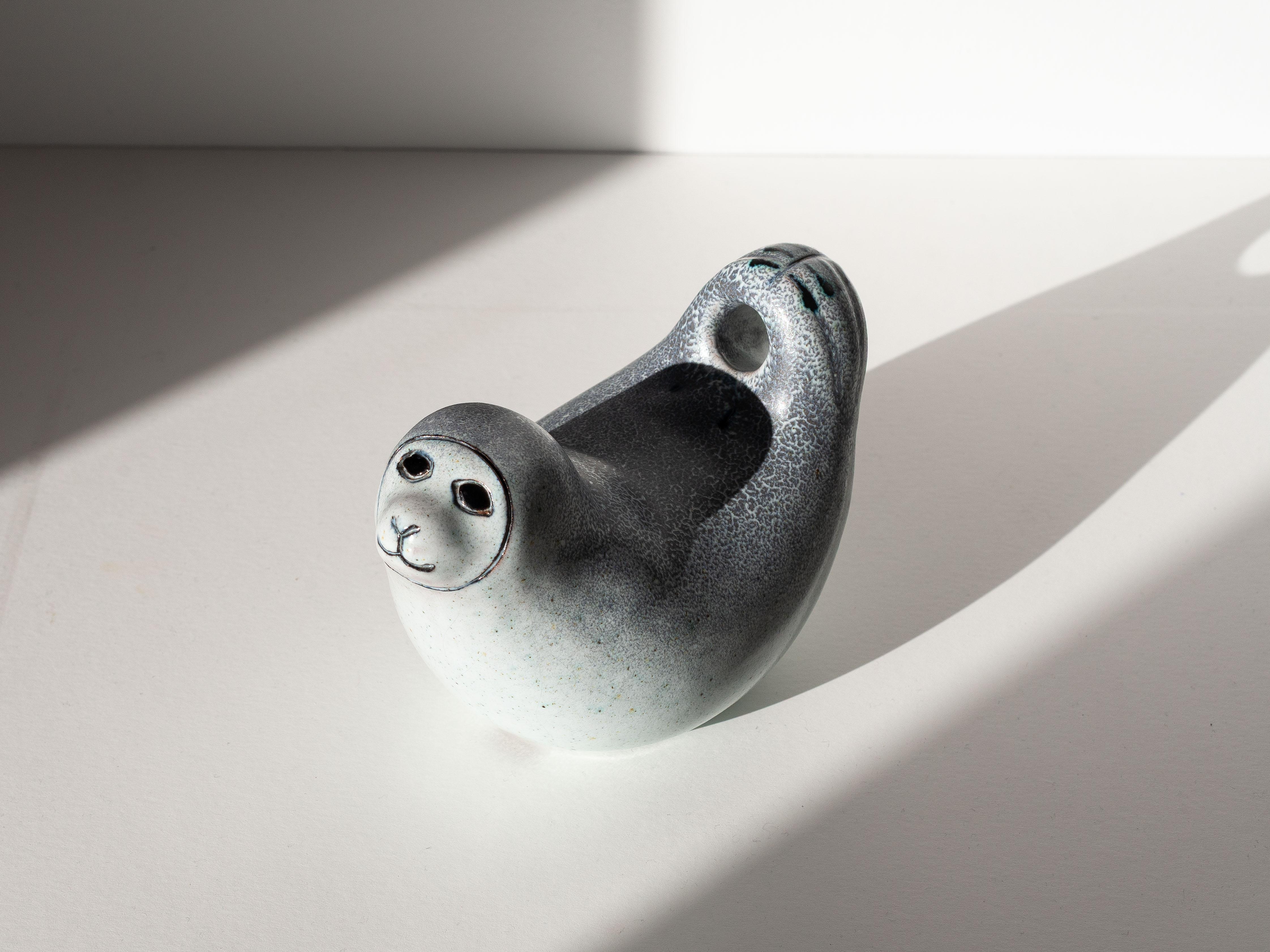 Mid-Century Modern Sculpture animalière en céramique - Figurine de phoque - Thomas Hellström, Suède années 1970 en vente