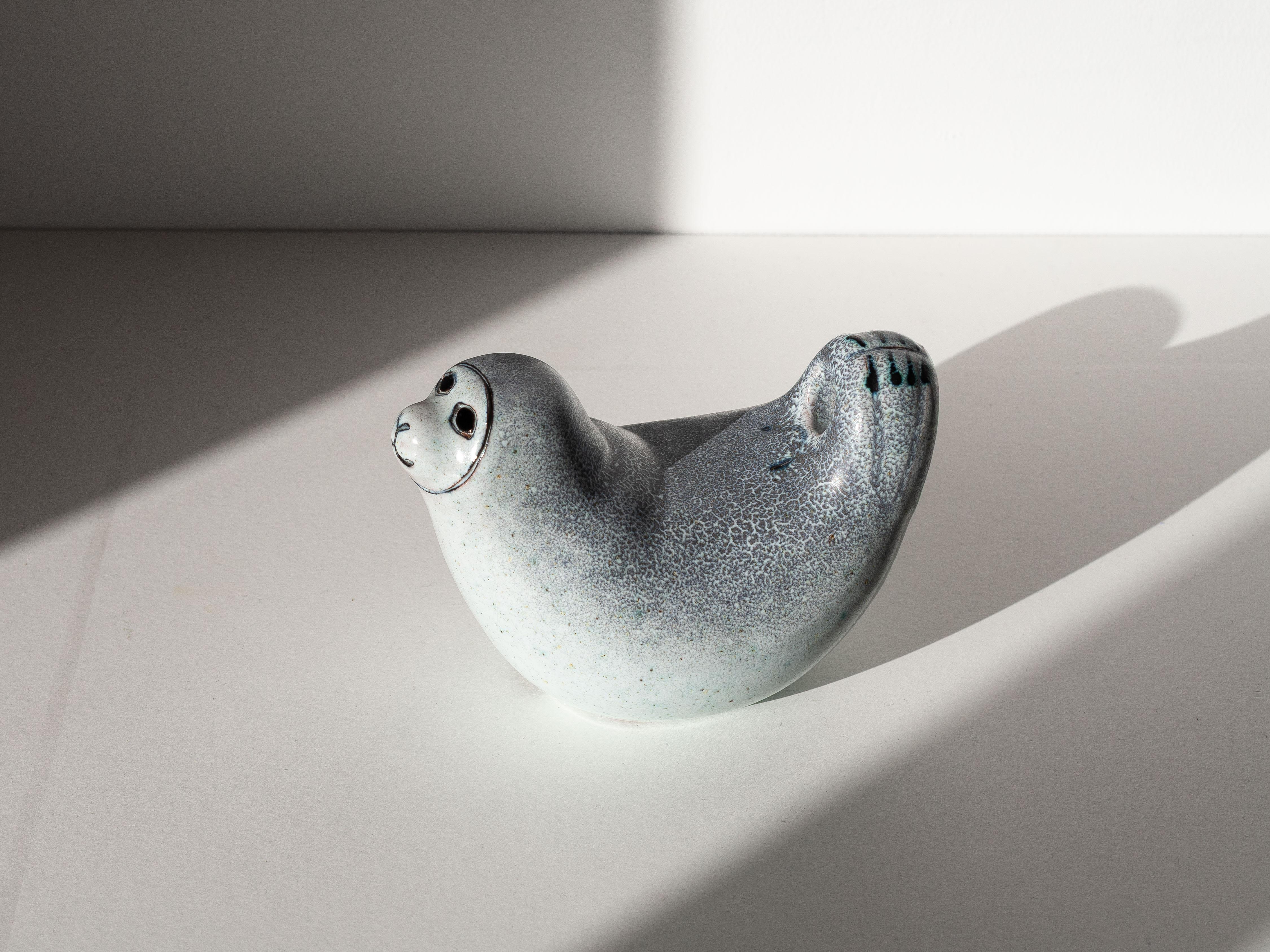 Suédois Sculpture animalière en céramique - Figurine de phoque - Thomas Hellström, Suède années 1970 en vente