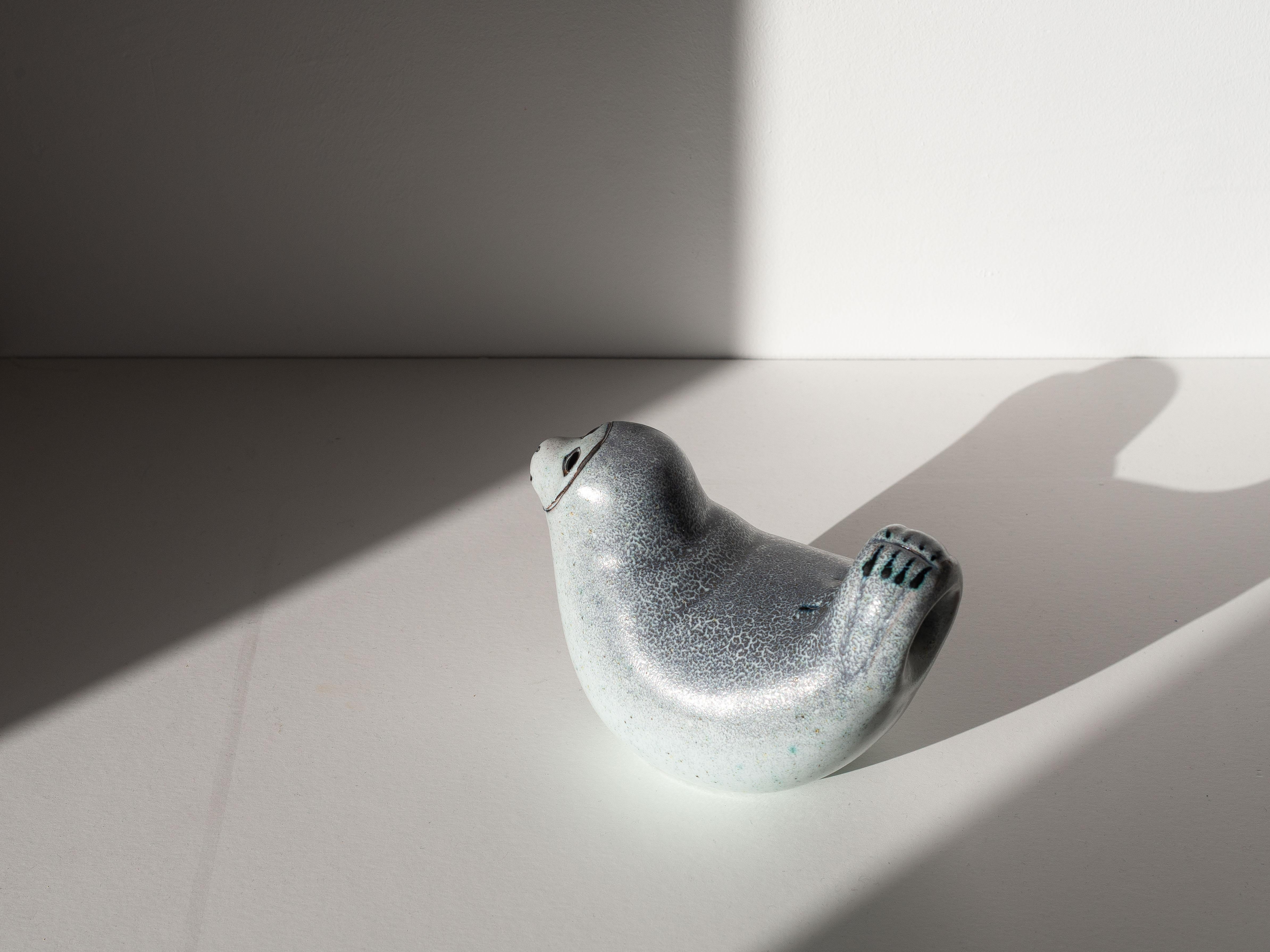 Émaillé Sculpture animalière en céramique - Figurine de phoque - Thomas Hellström, Suède années 1970 en vente