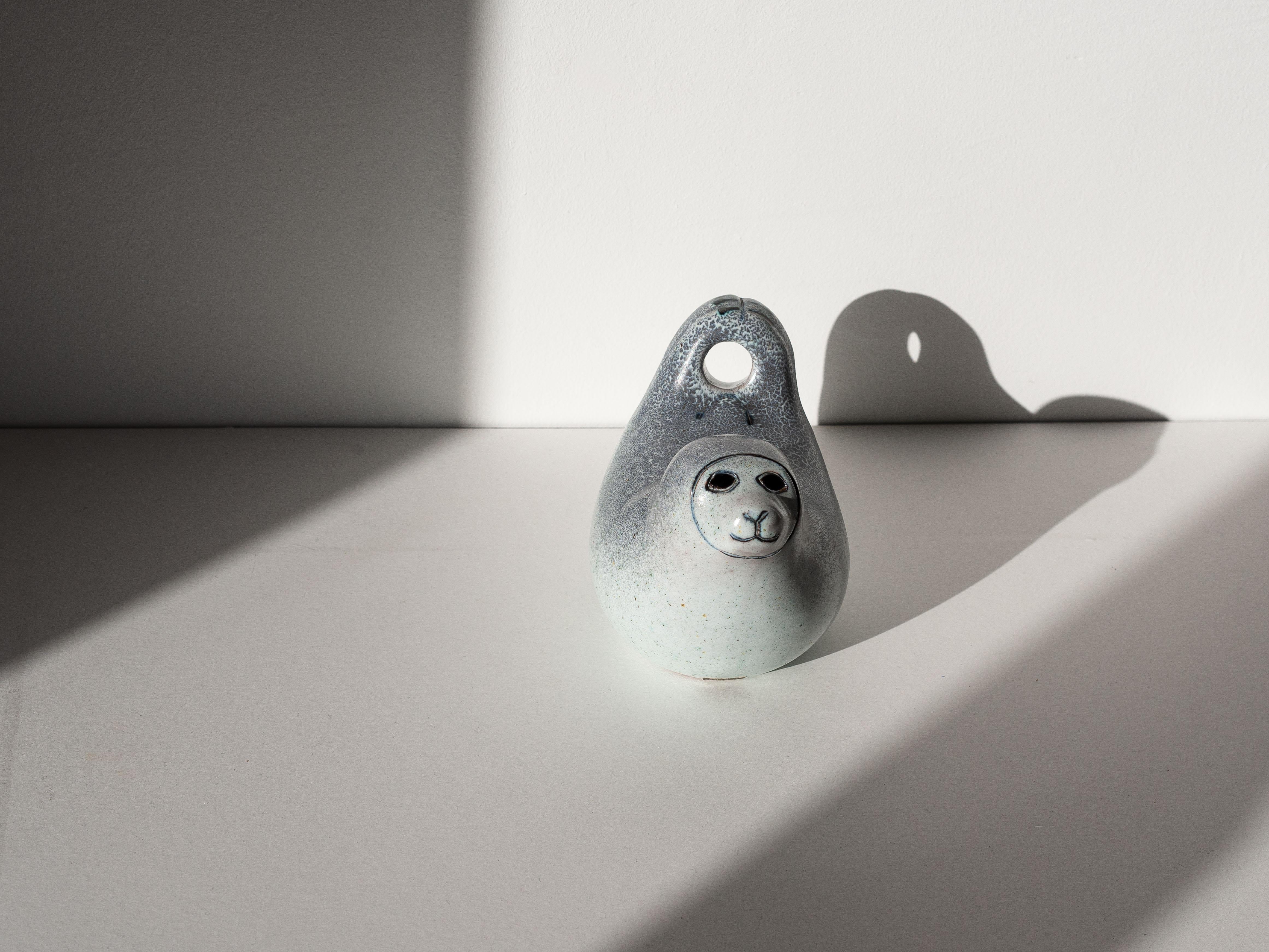 20ième siècle Sculpture animalière en céramique - Figurine de phoque - Thomas Hellström, Suède années 1970 en vente