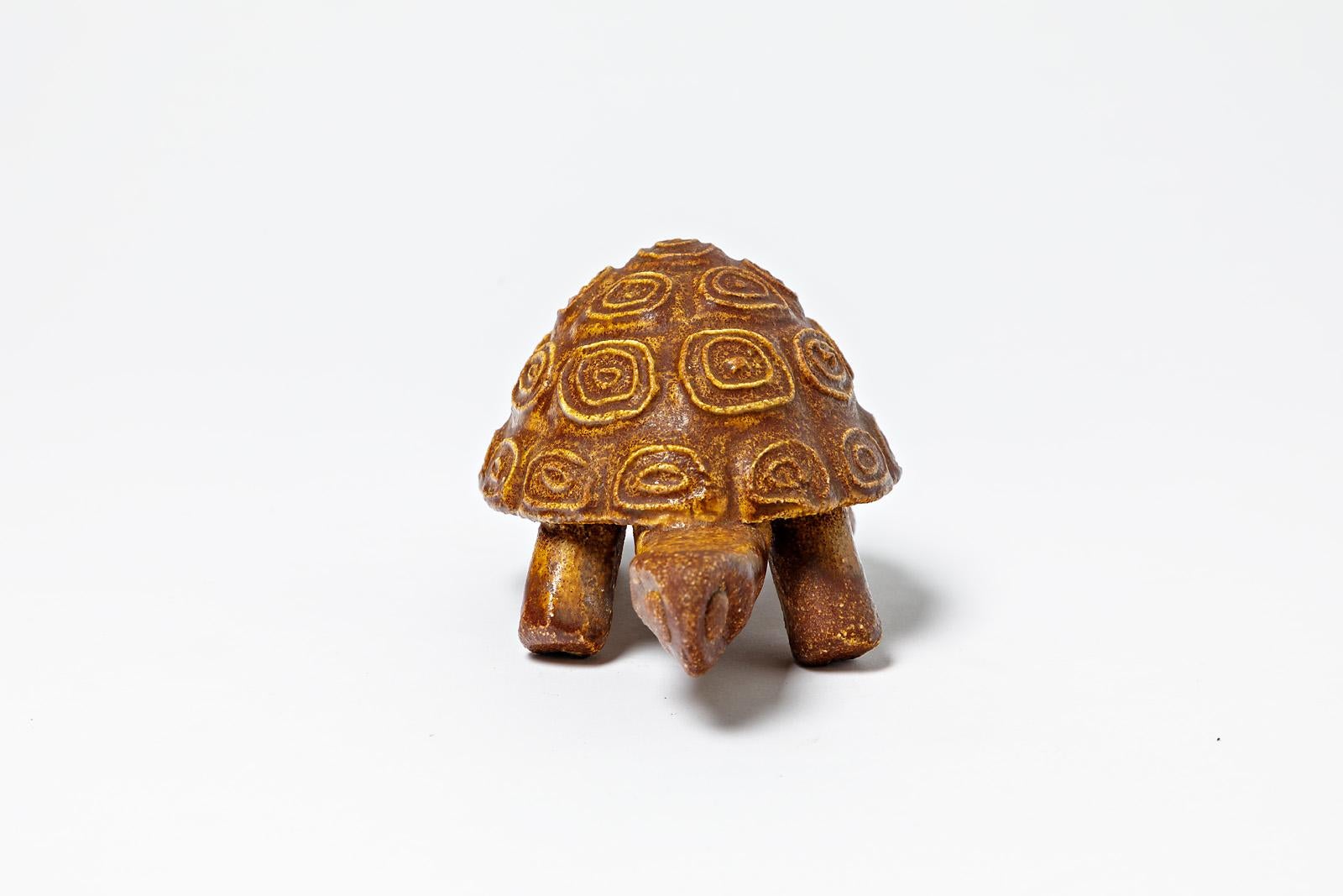 Accolay

Keramische Skulptur, die eine Schildkröte darstellt.

Orangefarbene Keramikglasur.

Unterschrieben unter dem Sockel ACCOLAY

Abmessungen: 9 x 16 x 10 cm.