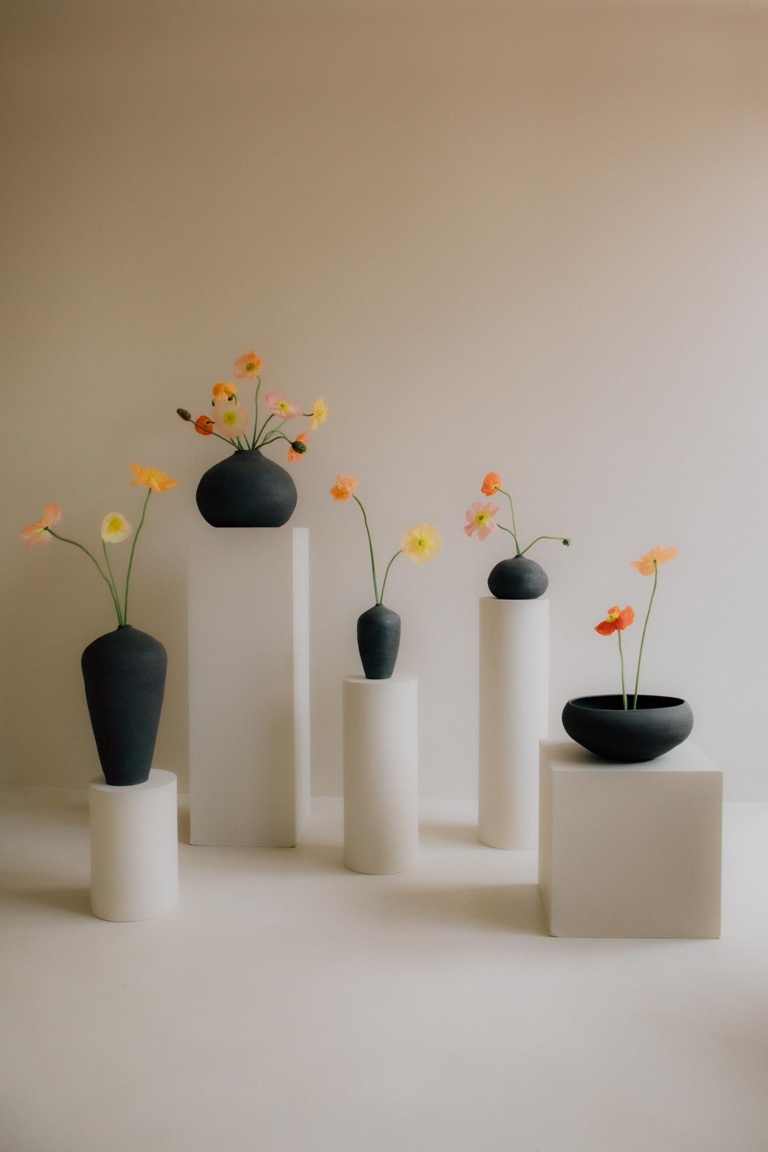 Keramikvase Antracite aus Keramik – Terra-Kollektion (Organische Moderne) im Angebot