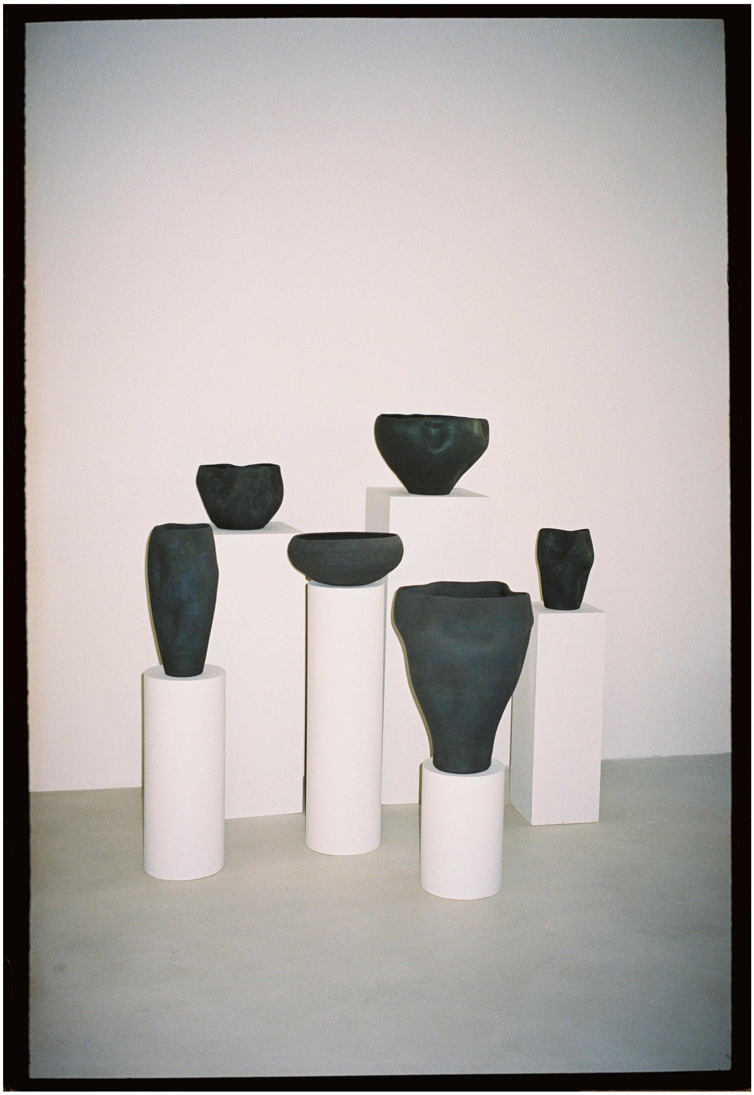 La nouvelle Collectional s'inspire de formes organiques et intemporelles, avec la terre comme matériau principal. C'est un hommage à nos origines et aux matériaux les plus primitifs. Chaque pièce de la collection est entièrement unique et présente