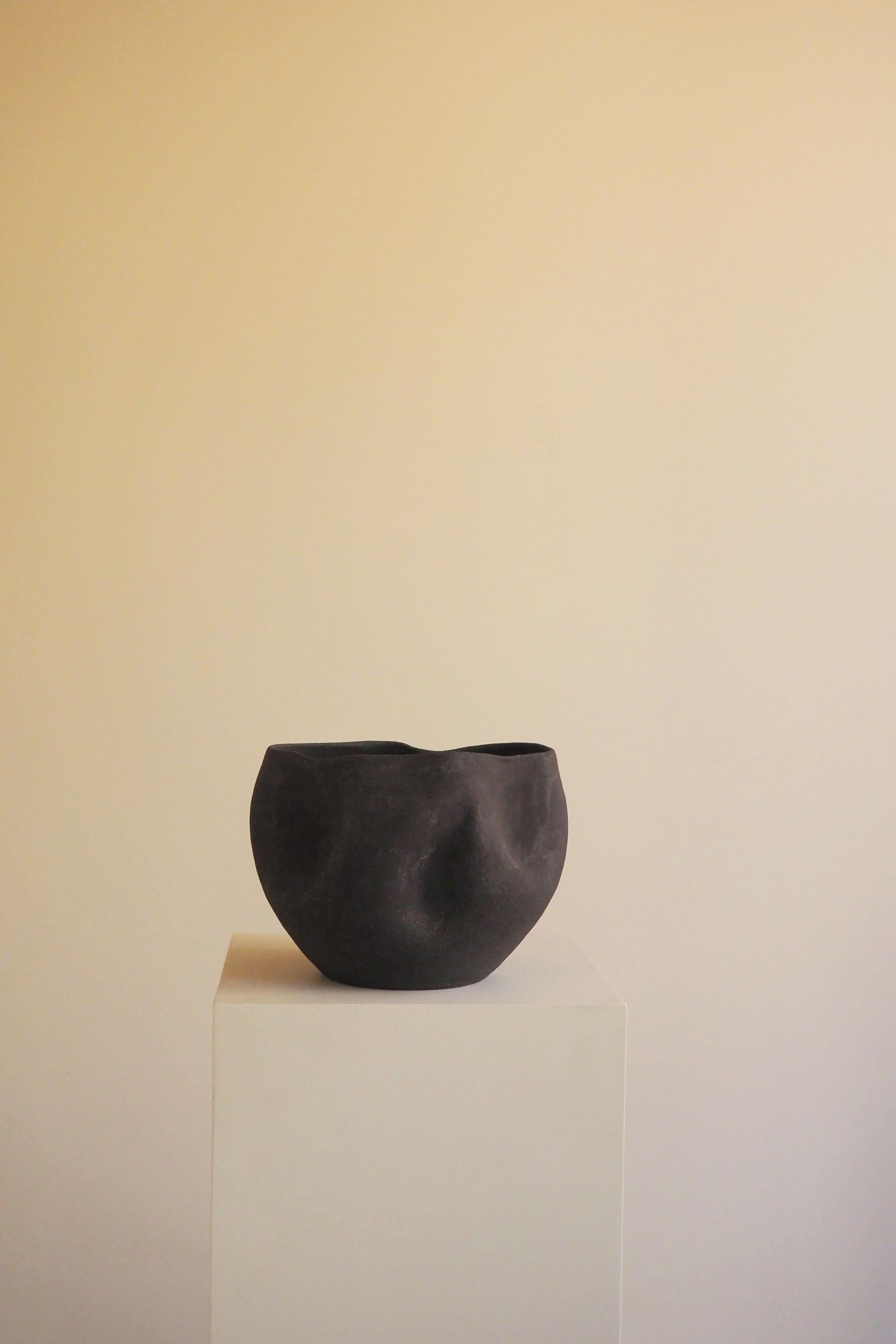 Organico moderno Vaso in ceramica antracite - Collection'S VII Terra in vendita