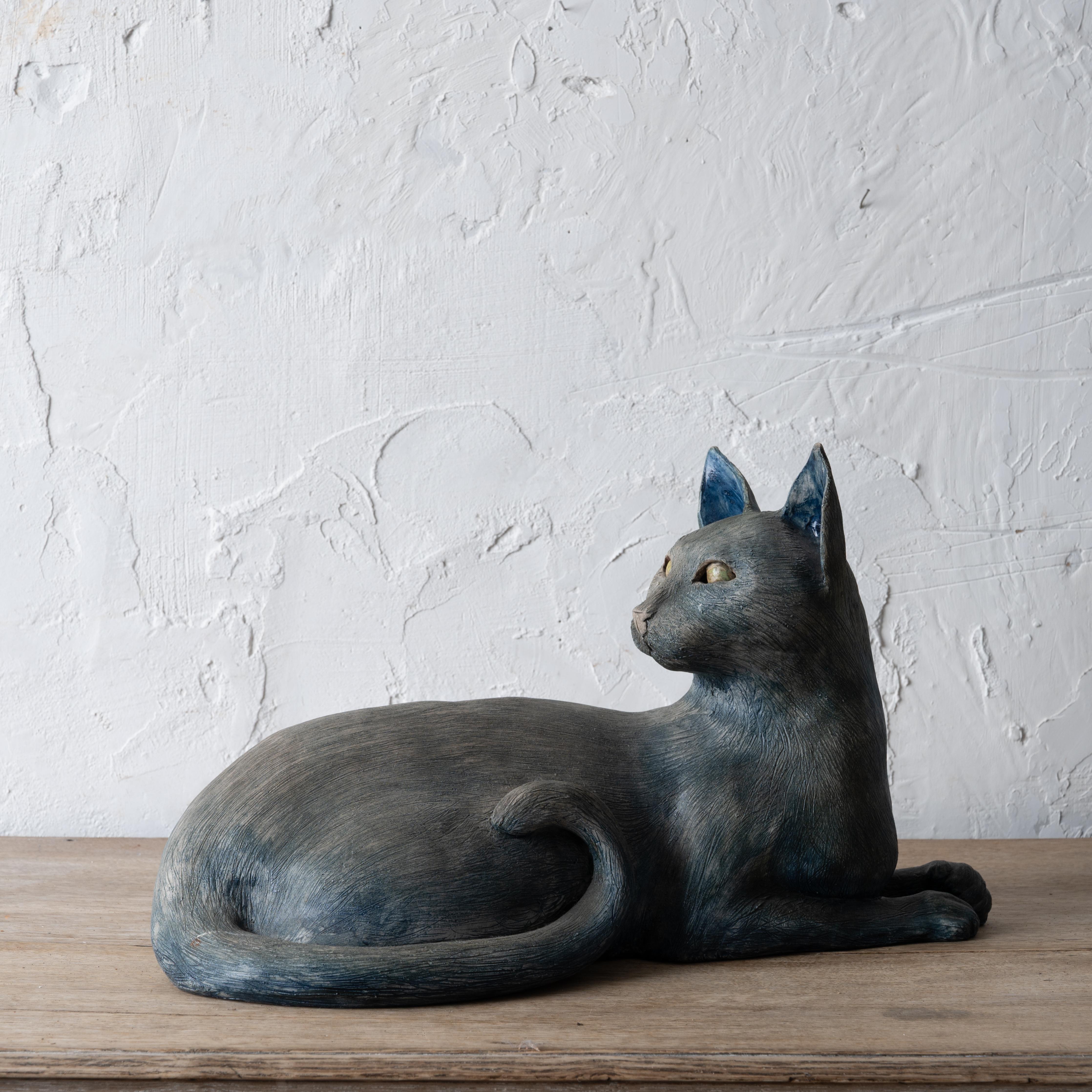 Un chat d'art en céramique.  Signé et daté 2000.



17 ¾ pouces de largeur par 9 ½ pouces de profondeur par 10 ¼ pouces de hauteur



