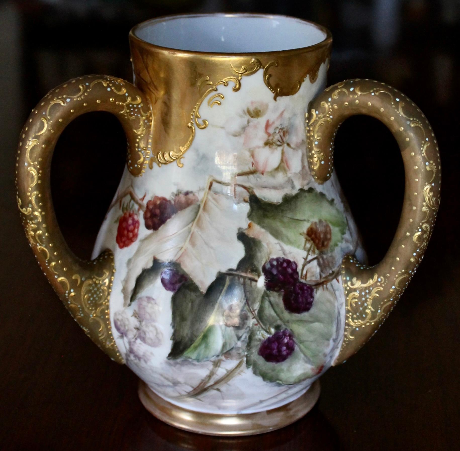 Eine schöne amerikanische Belleck Ceramic Art Company (CAC) Porzellanvase aus dem späten 19. Jahrhundert, handbemalt mit Himbeeren und Goldverzierungen. Unterschrieben.