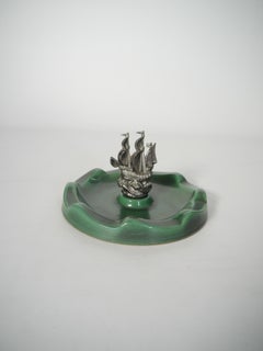 Cenicero Art Decó de cerámica con centro de mesa de barco de níquel de Upsala Ekeby, SWE Años 30