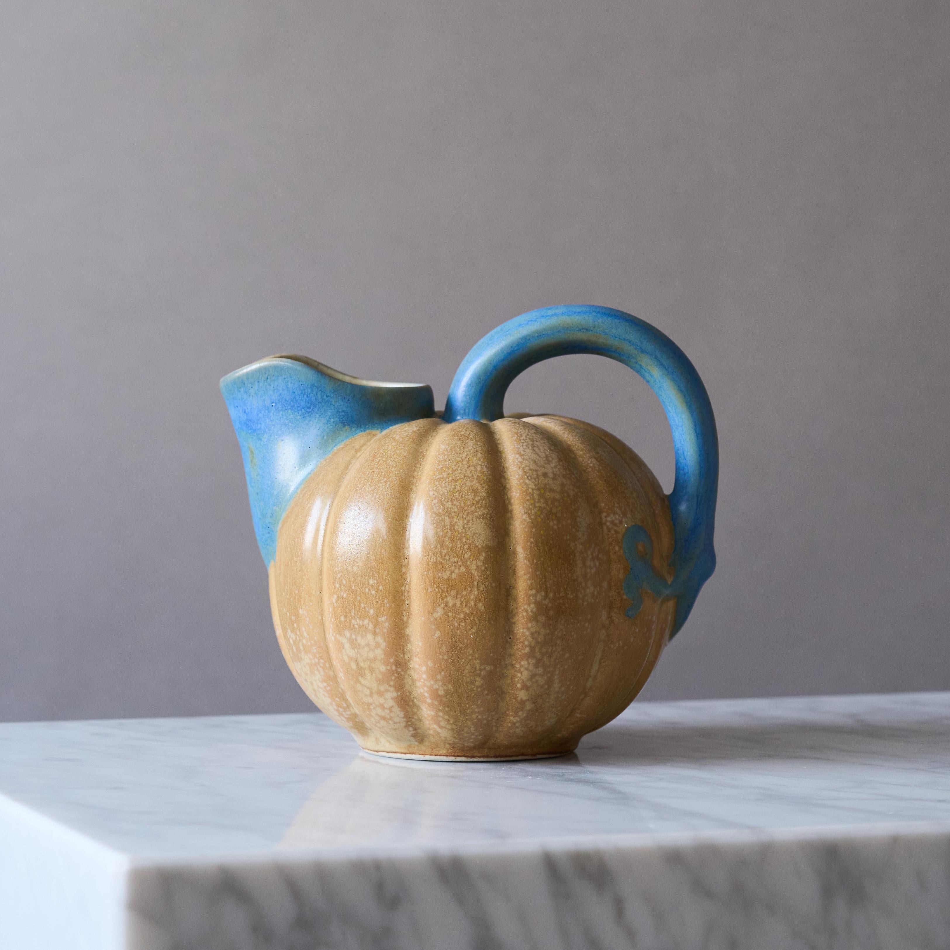Un bellissimo vaso / brocca in gres Art Nouveau / Art Déco a forma di zucca o melone.
Realizzato da Louis Lourioux a Foecy, Francia, negli anni '20 circa.

Eccellenti condizioni originali. Nessuna scheggiatura, crepa o screpolatura.
Firmato sotto la