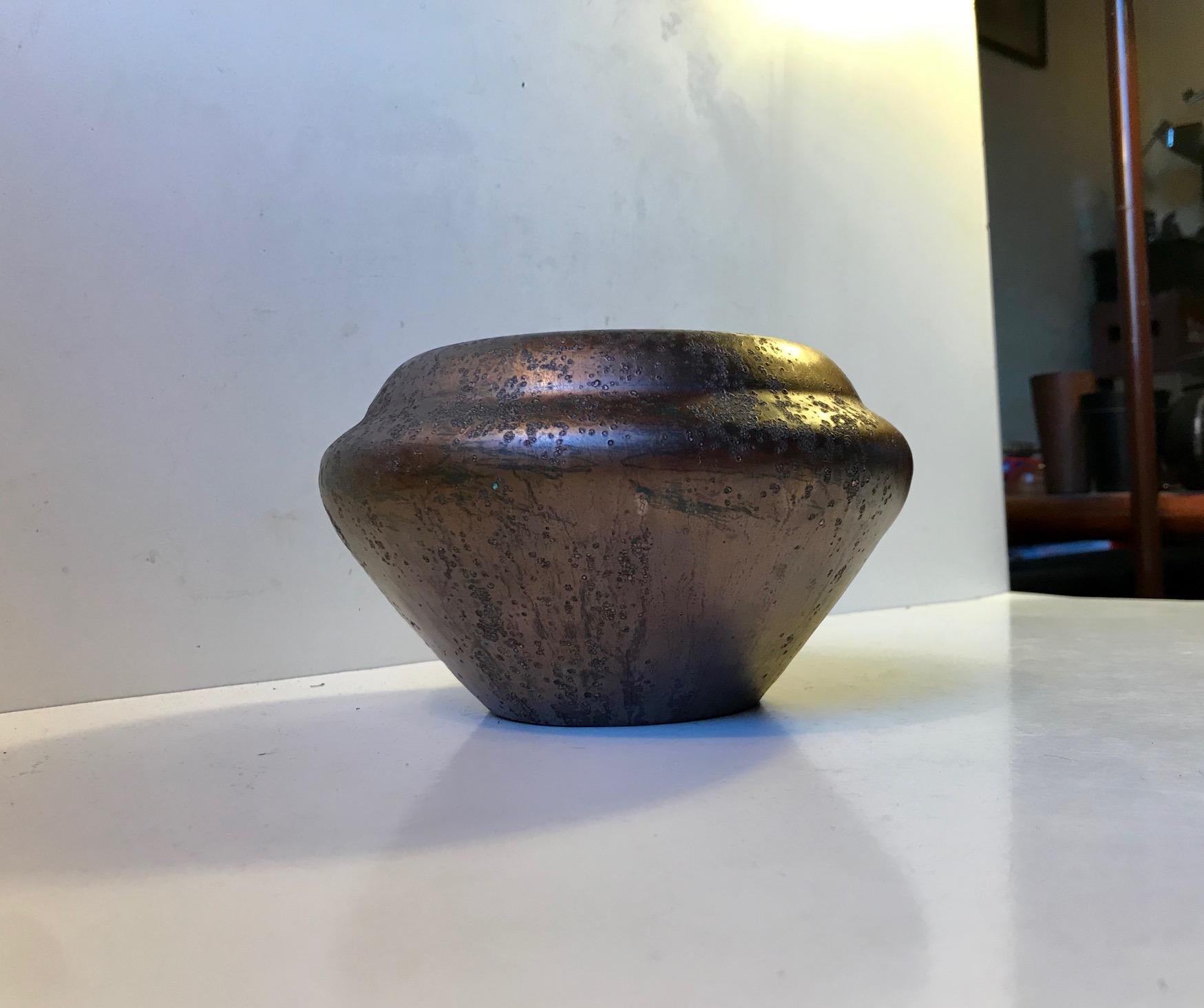 Vernissé Vase Art déco en céramique & Plat en glaçure cuivrée de Kongstrand:: années 1930 en vente