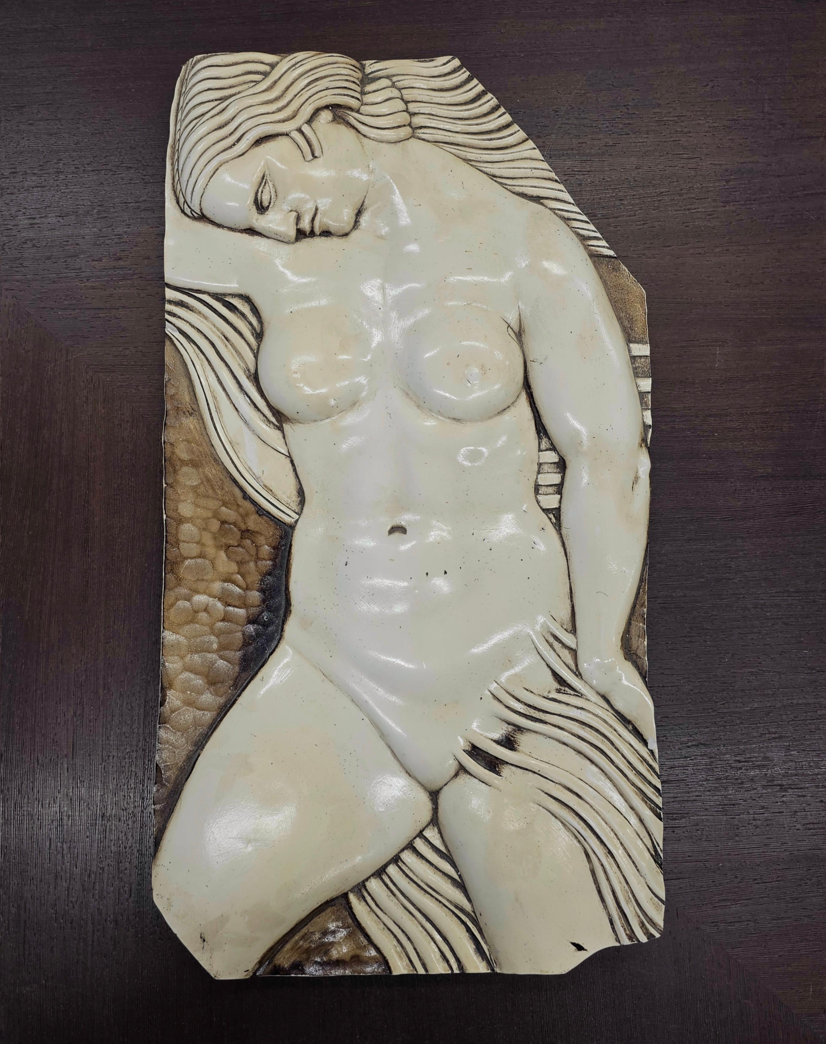 En este listado encontrarás una espectacular escultura de pared Art Déco diseñada por el escultor yugoslavo Ivan Mestrovic. Presenta un desnudo femenino realizado en estilo Art Déco y estética muy característica del artista. La escultura se diseñó