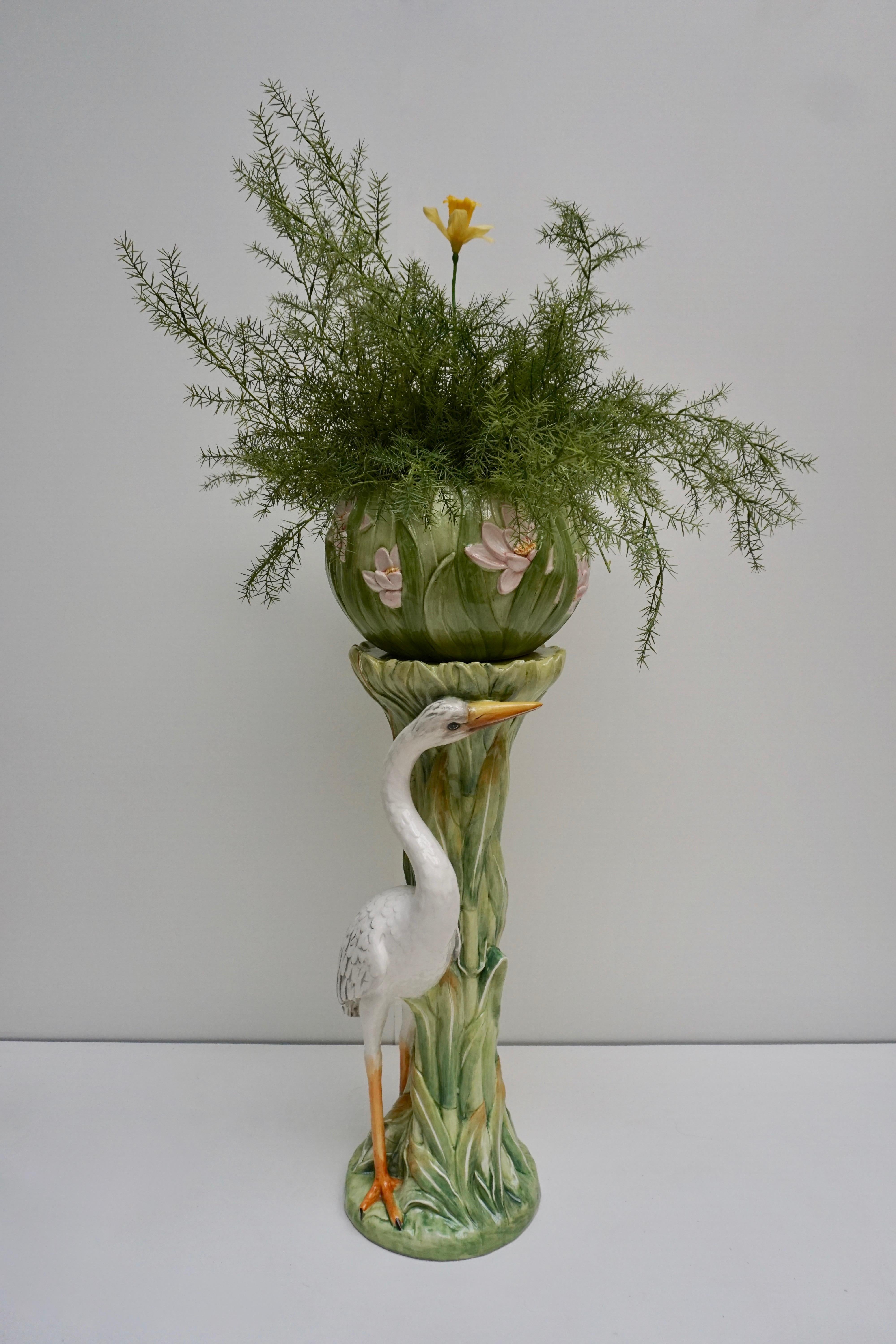 Piédestal et jardinière en majolique de style Art Nouveau italien avec héron, dans le style de Delphin Massier

Ce remarquable piédestal et jardinière en majolique Art nouveau a été fabriqué en Italie et reflète clairement l'influence du style