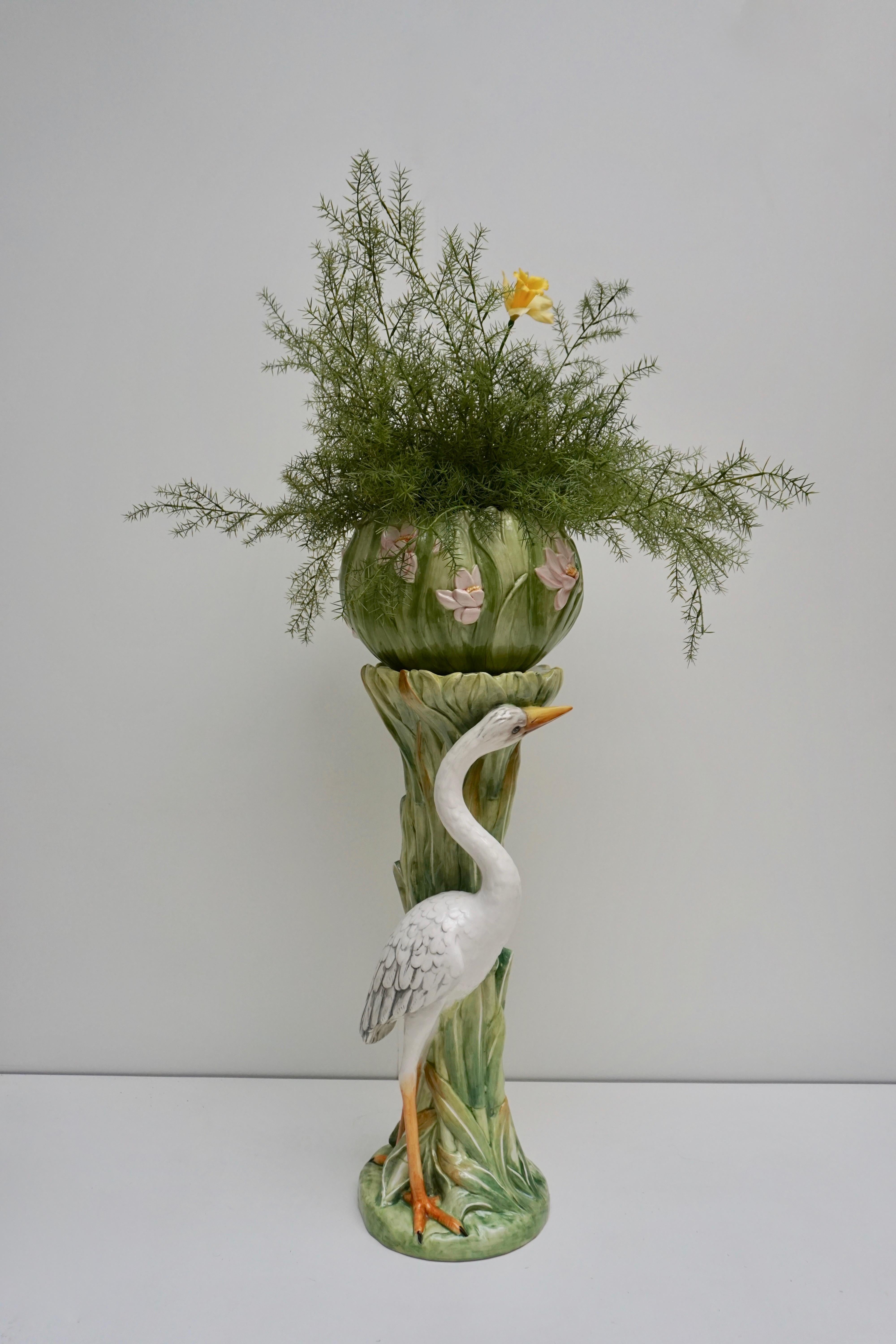 Art nouveau Piédestal et jardinière en majolique de style Art Nouveau italien, avec héron, dans le style de De en vente