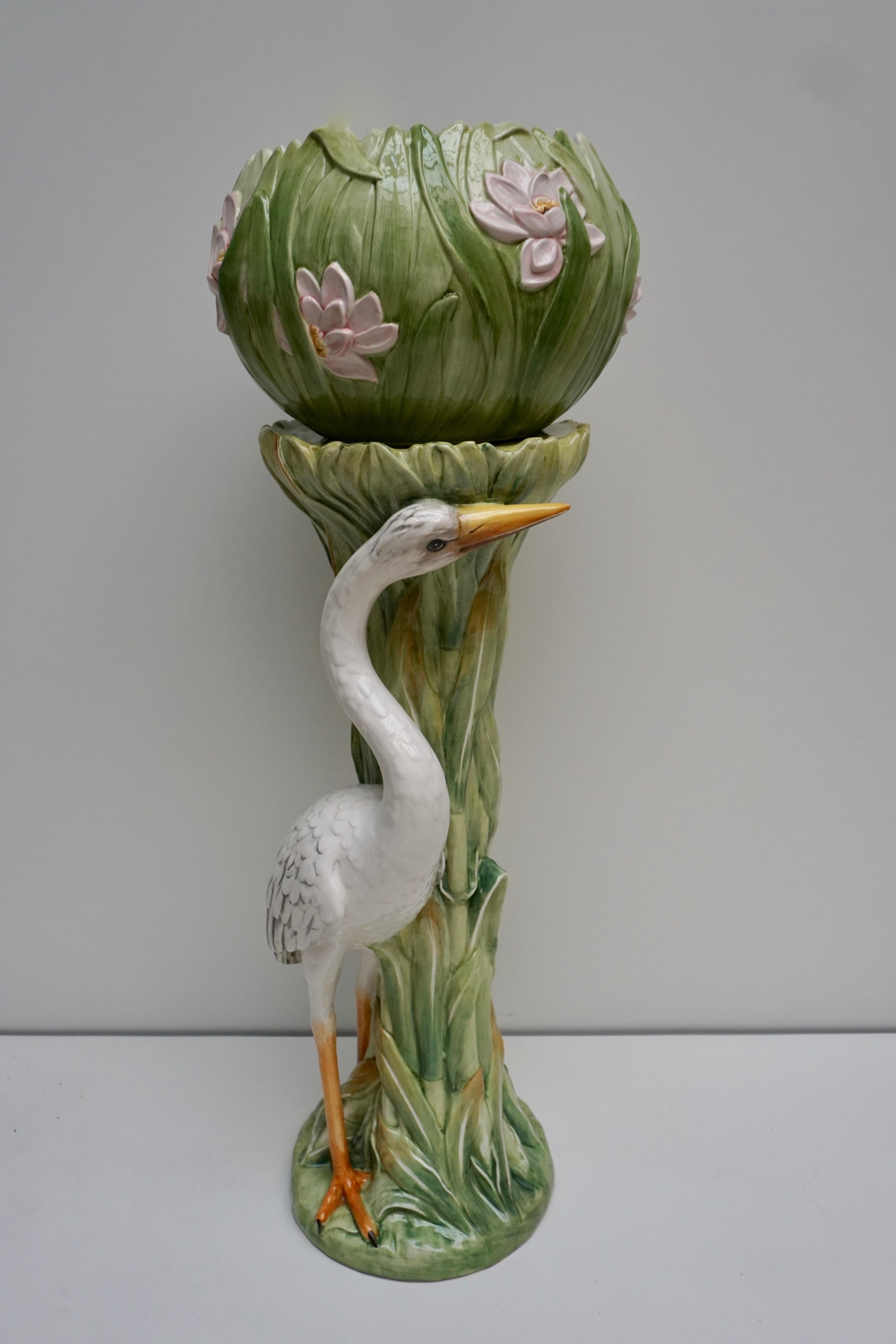 Vernissé Piédestal et jardinière en majolique de style Art Nouveau italien, avec héron, dans le style de De en vente