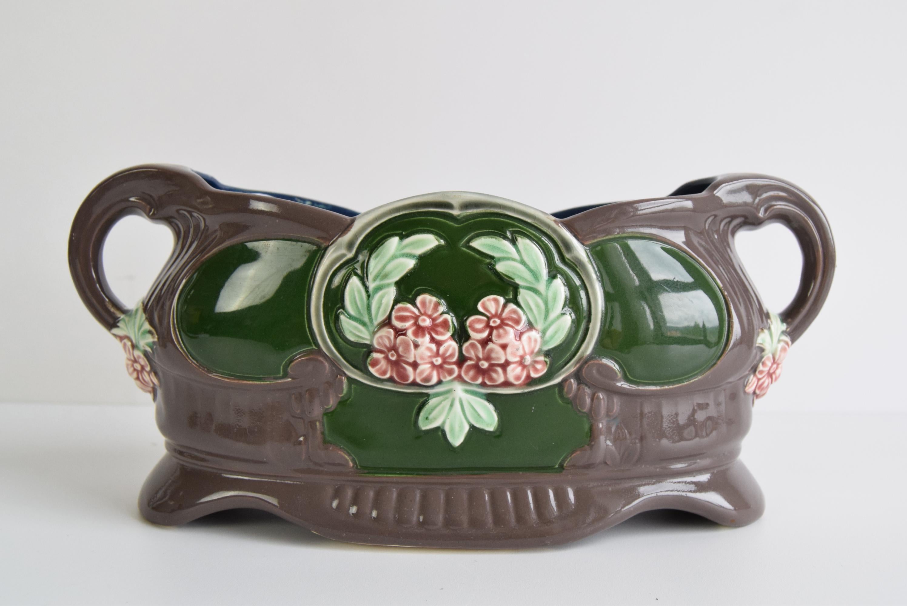 Jardinière avec décor en plastique végétal. Céramique émaillée dans une combinaison de couleurs vertes et brunes
Marqué d'un numéro de modèle imprimé
Légères rayures (voir photo)
Etat original