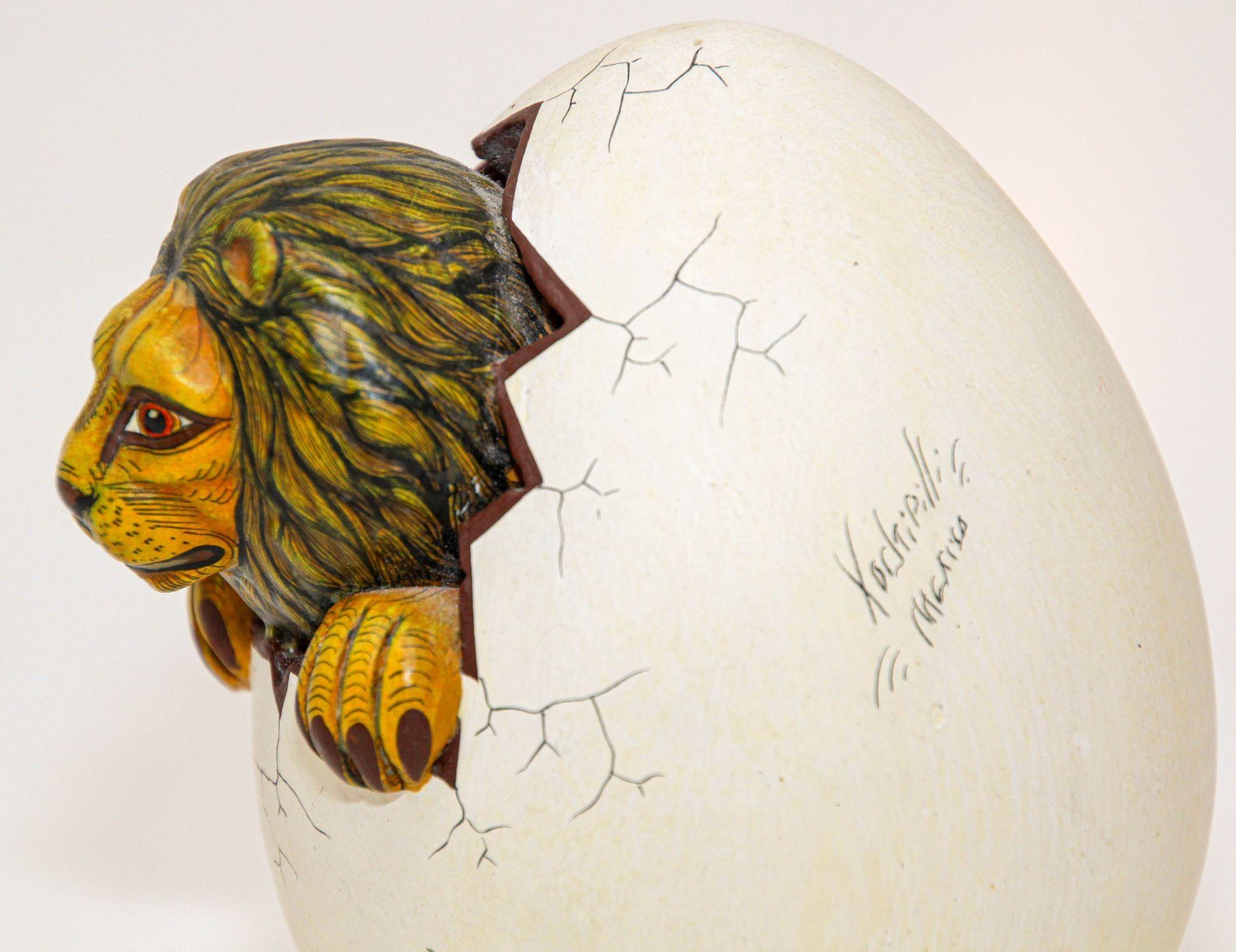 Sculpture d'art céramique : lion accroché à un œuf, Mexique en vente 3