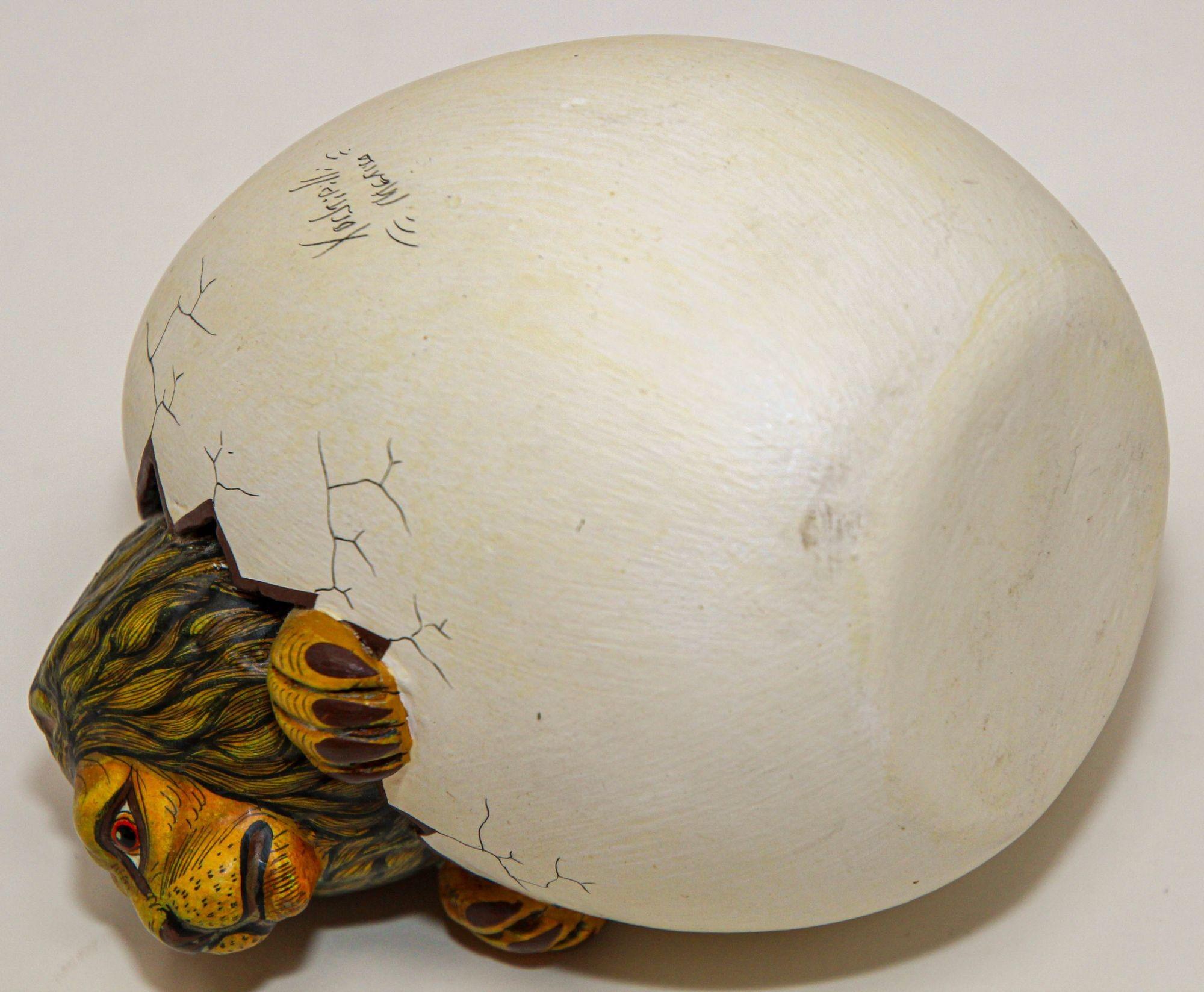 Sculpture d'art céramique : lion accroché à un œuf, Mexique en vente 4